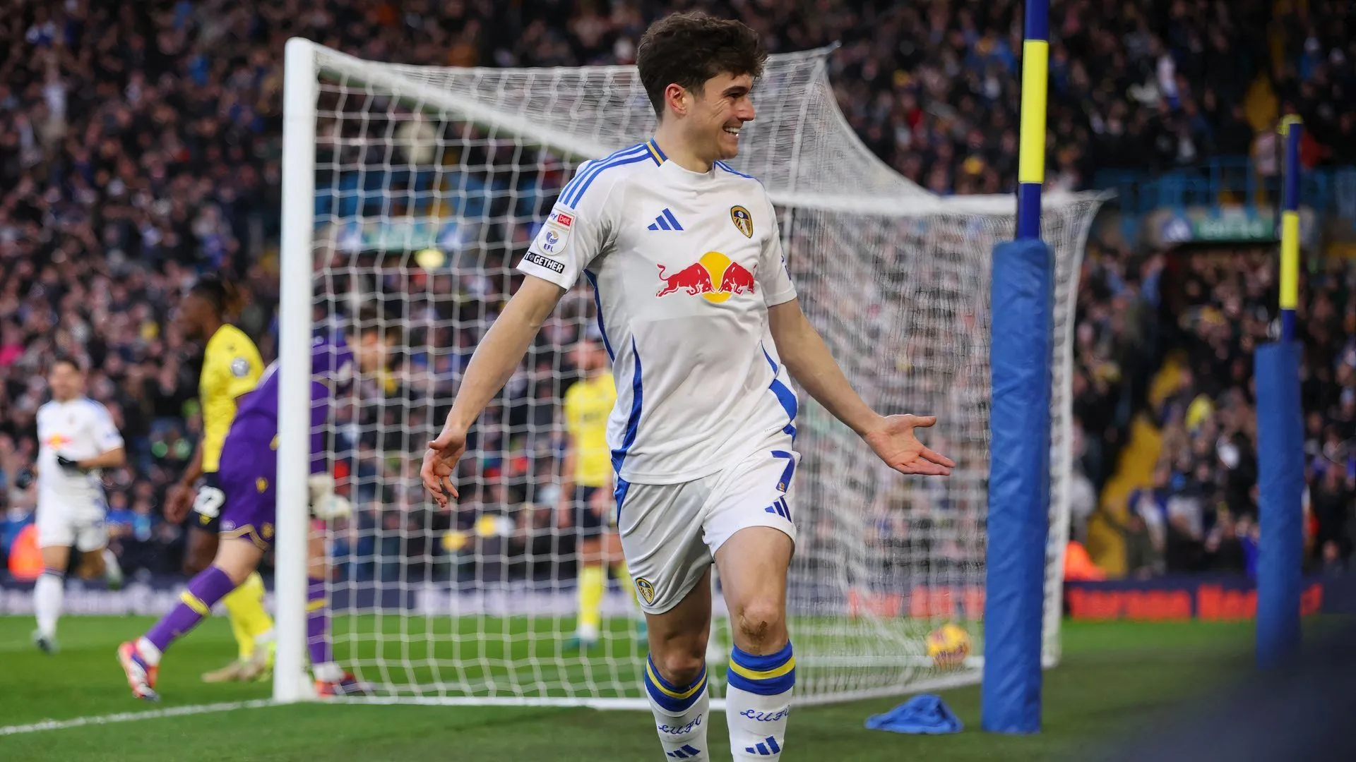 Daniel James ghi bàn cho Leeds United