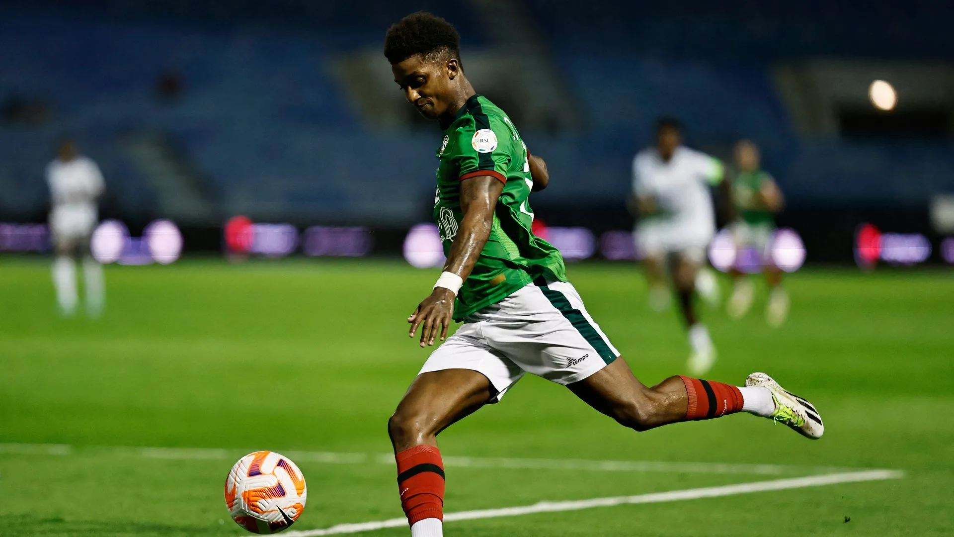 Demarai Gray trong màu áo Al-Ettifaq trước khi trở lại Birmingham City