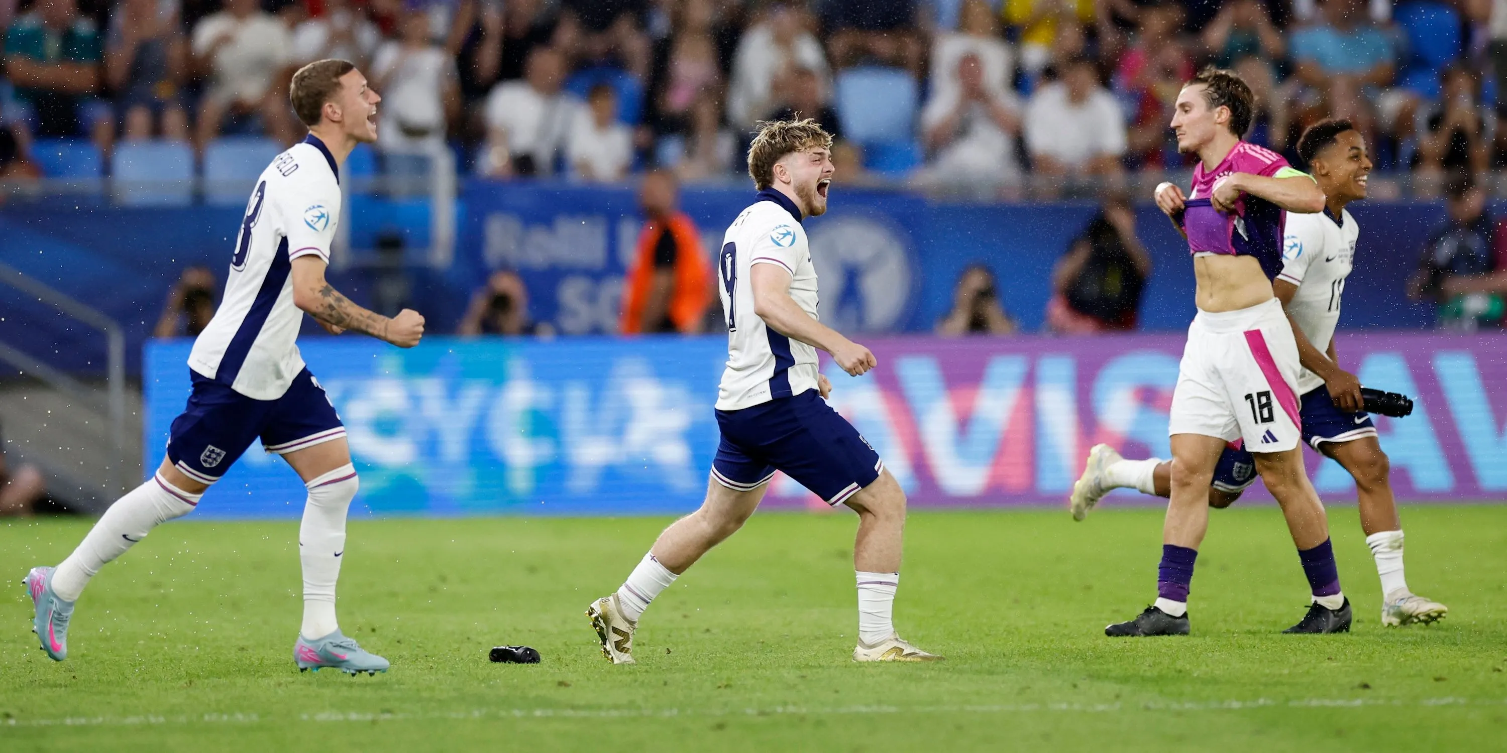 Harvey Elliott và Jay Stansfield (U21 Anh) ăn mừng chiến thắng trước Đức tại Giải vô địch U21 châu Âu