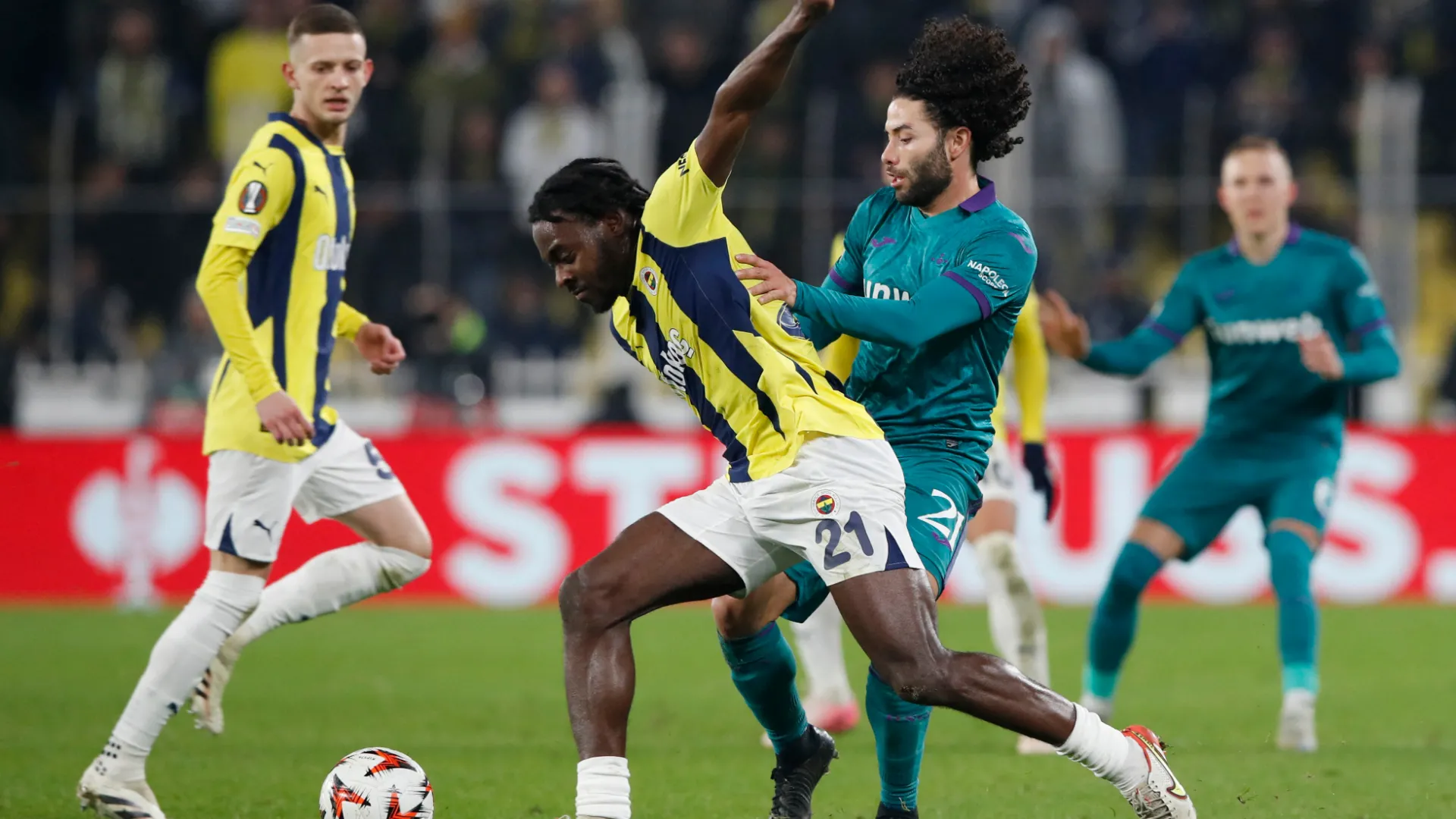 Hậu vệ Bright Osayi-Samuel thi đấu cho Fenerbahce trước khi chuyển đến Birmingham