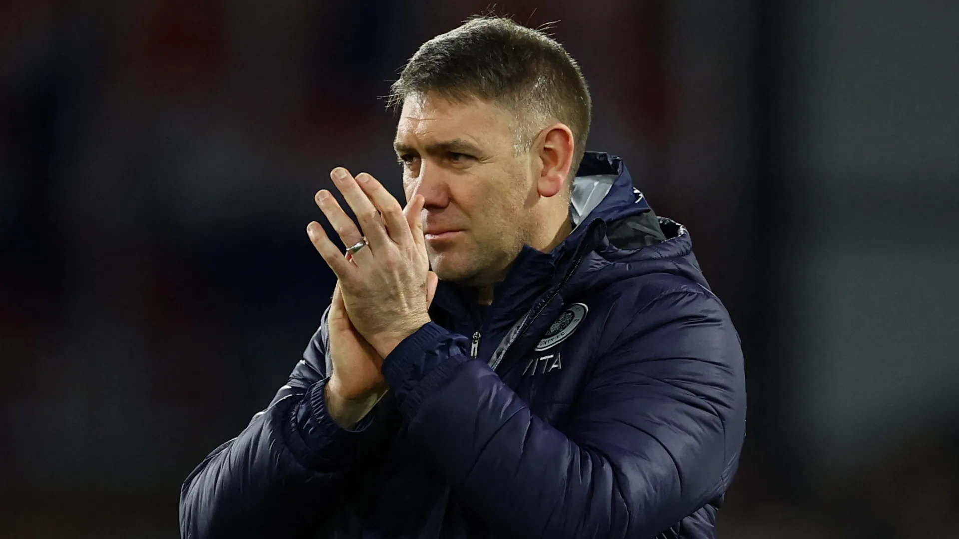 HLV Dave Challinor của Stockport County, người đang tìm kiếm bổ sung chất lượng cho đội hình thăng hạng.