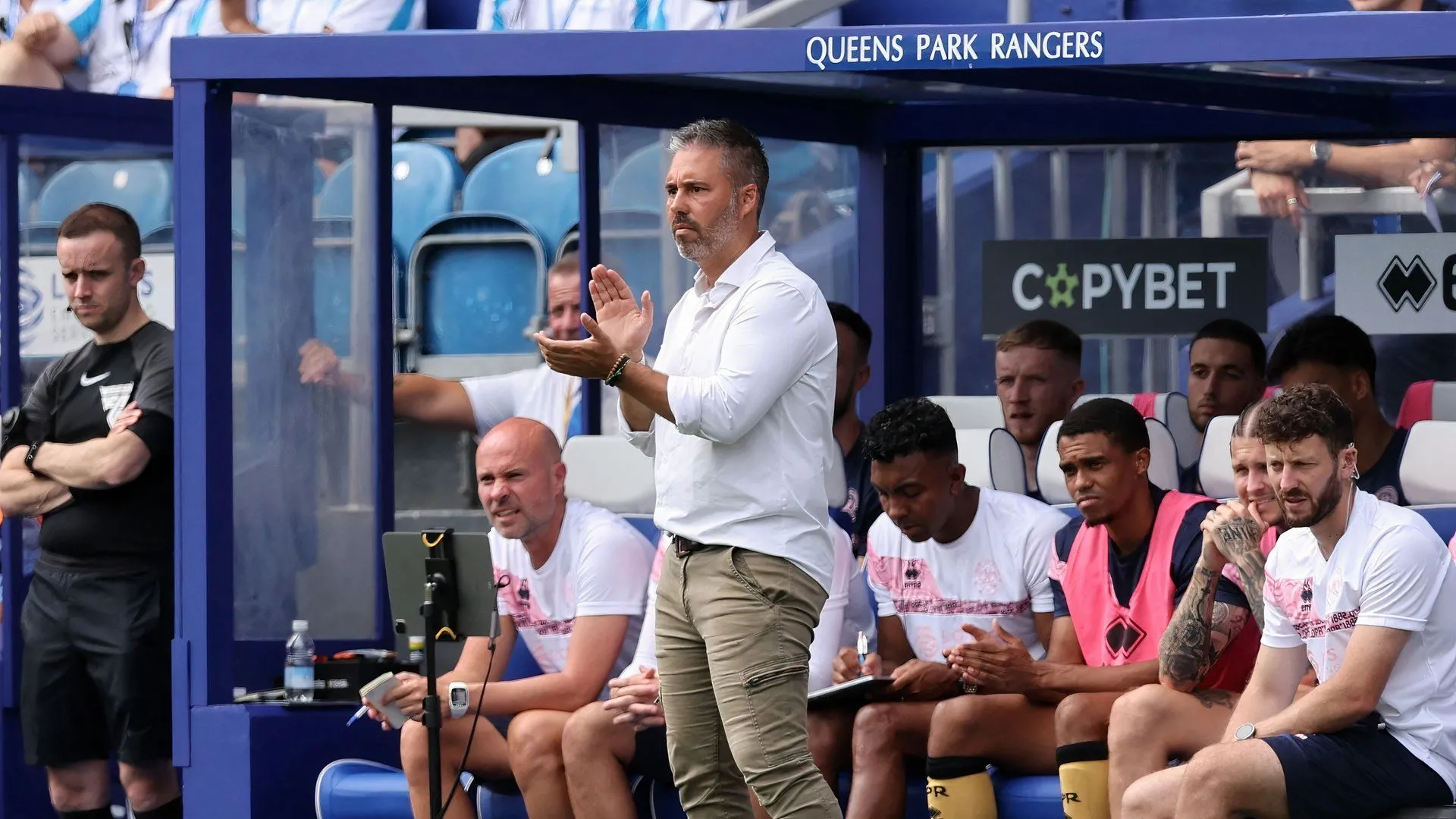 HLV Marti Cifuentes trong thời gian dẫn dắt QPR tại sân Loftus Road