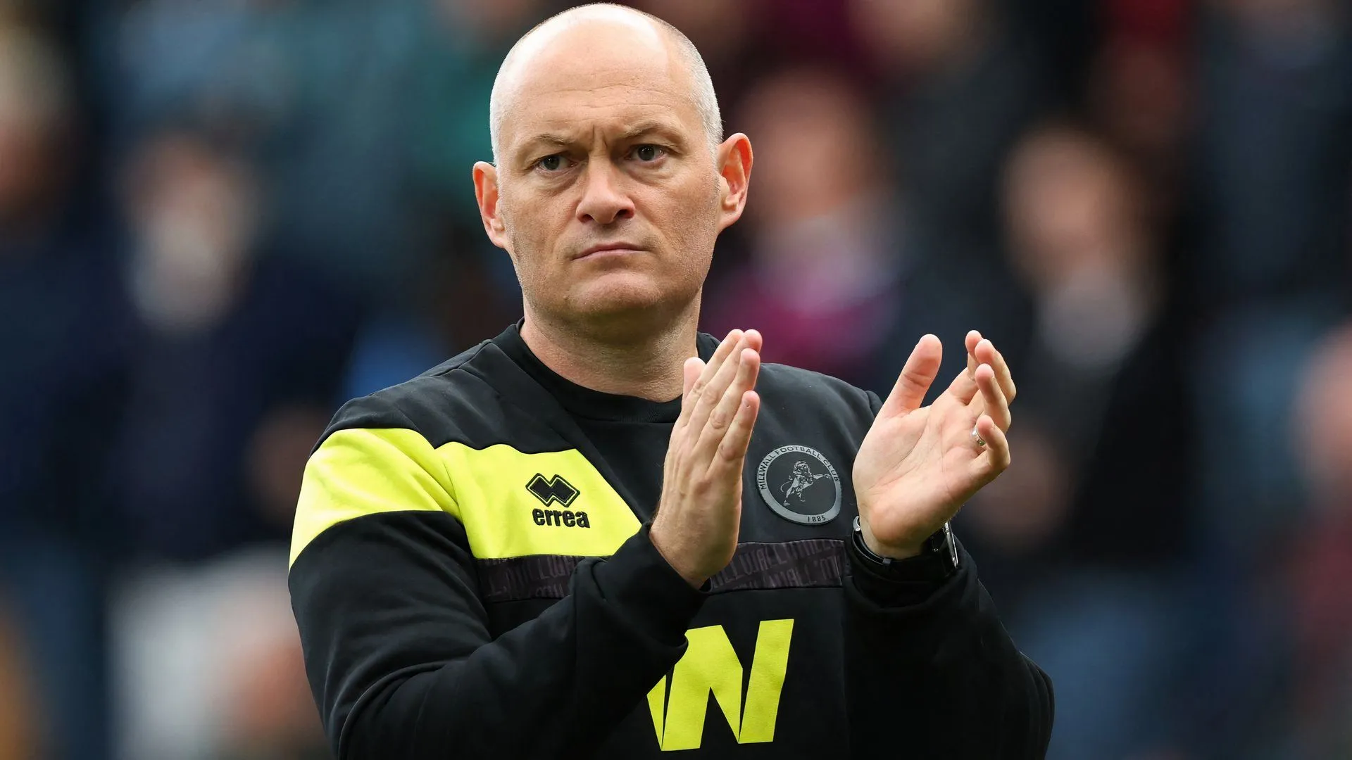 Huấn luyện viên Alex Neil chỉ đạo các cầu thủ Millwall