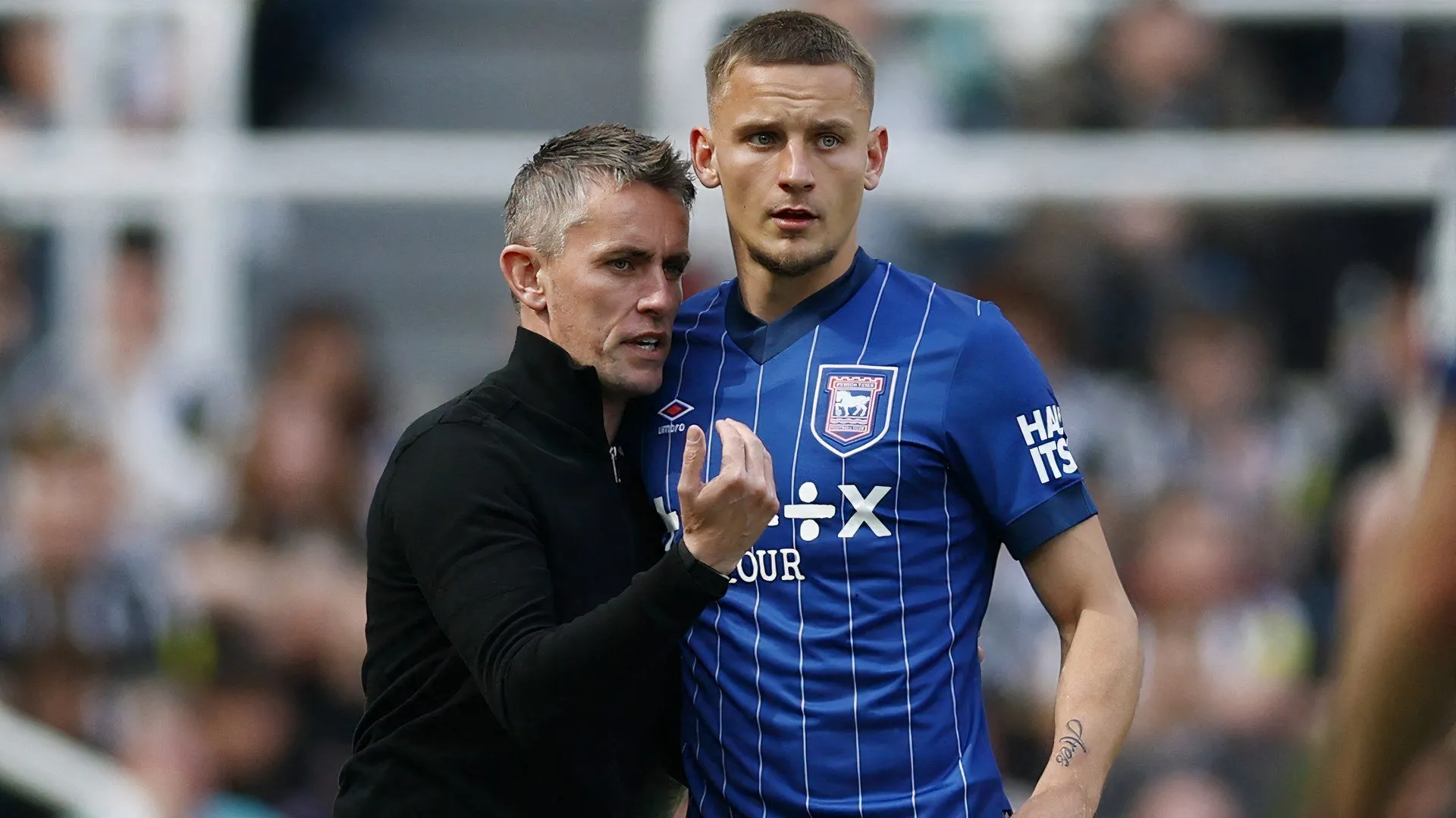 Huấn luyện viên Kieran McKenna của Ipswich Town cùng Luke Woolfenden trên sân tập