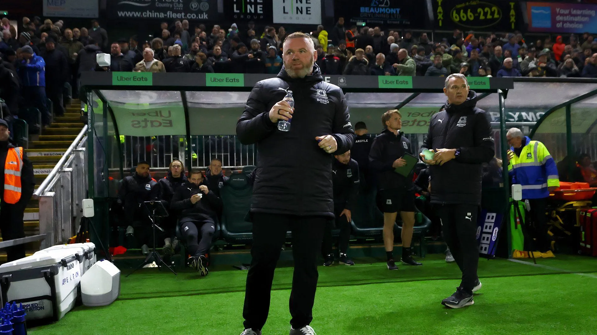 Huấn luyện viên Wayne Rooney chỉ đạo trận đấu cho Plymouth Argyle