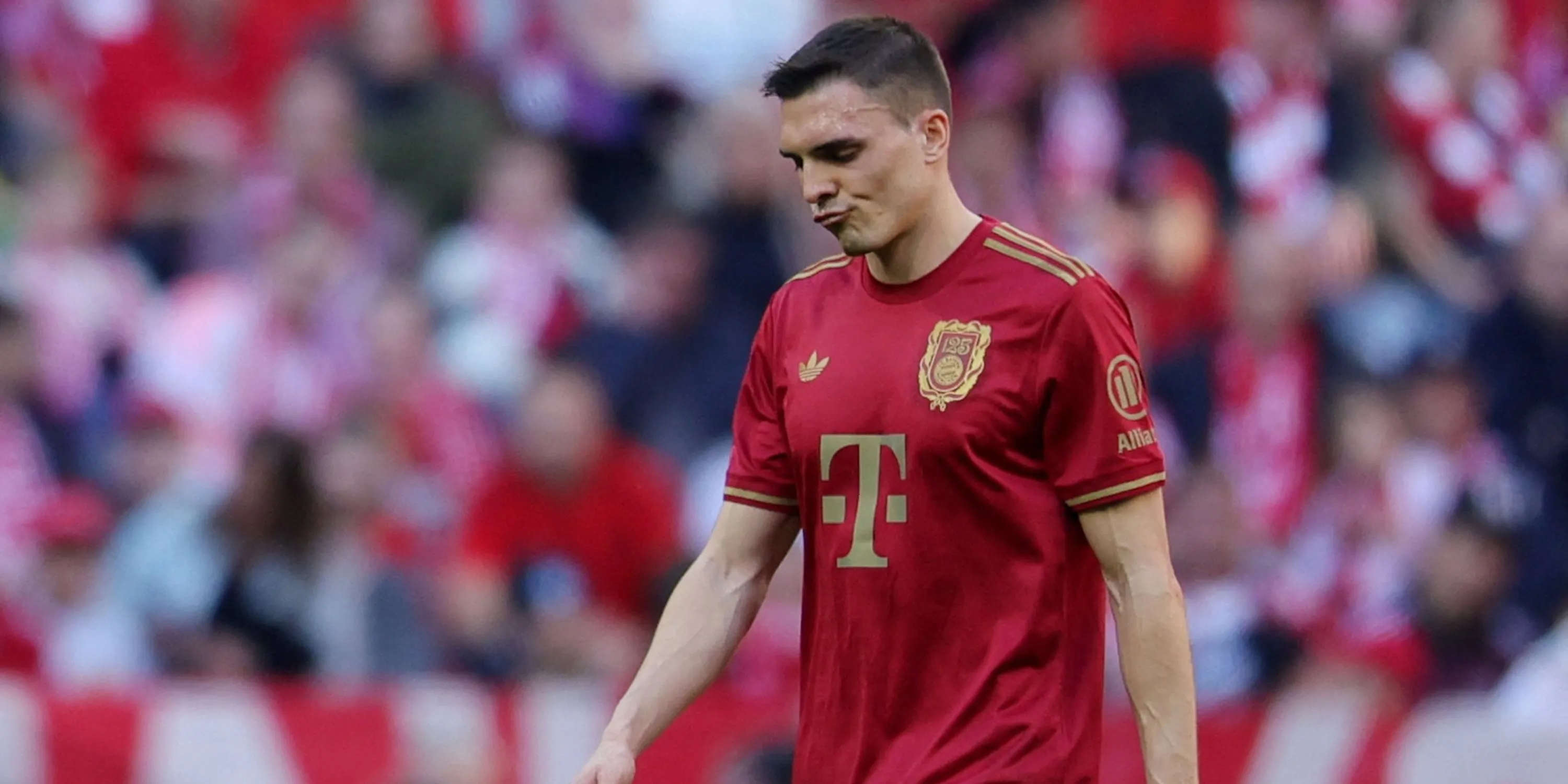 Joao Palhinha của Bayern Munich thất vọng sau khi nhận thẻ đỏ