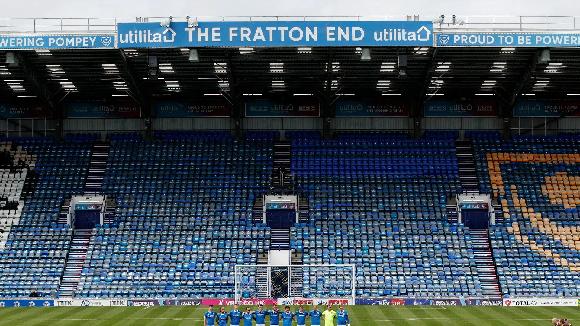 Khán đài Fratton End tại Fratton Park của Portsmouth, nổi tiếng với sự cuồng nhiệt nhưng cơ sở vật chất lỗi thời.