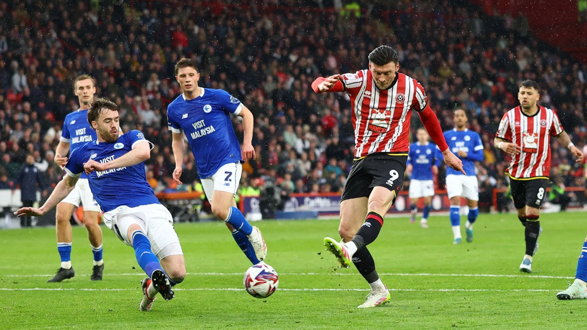Kieffer Moore tranh bóng trong trận đấu, thể hiện sự nỗ lực trên sân cỏ