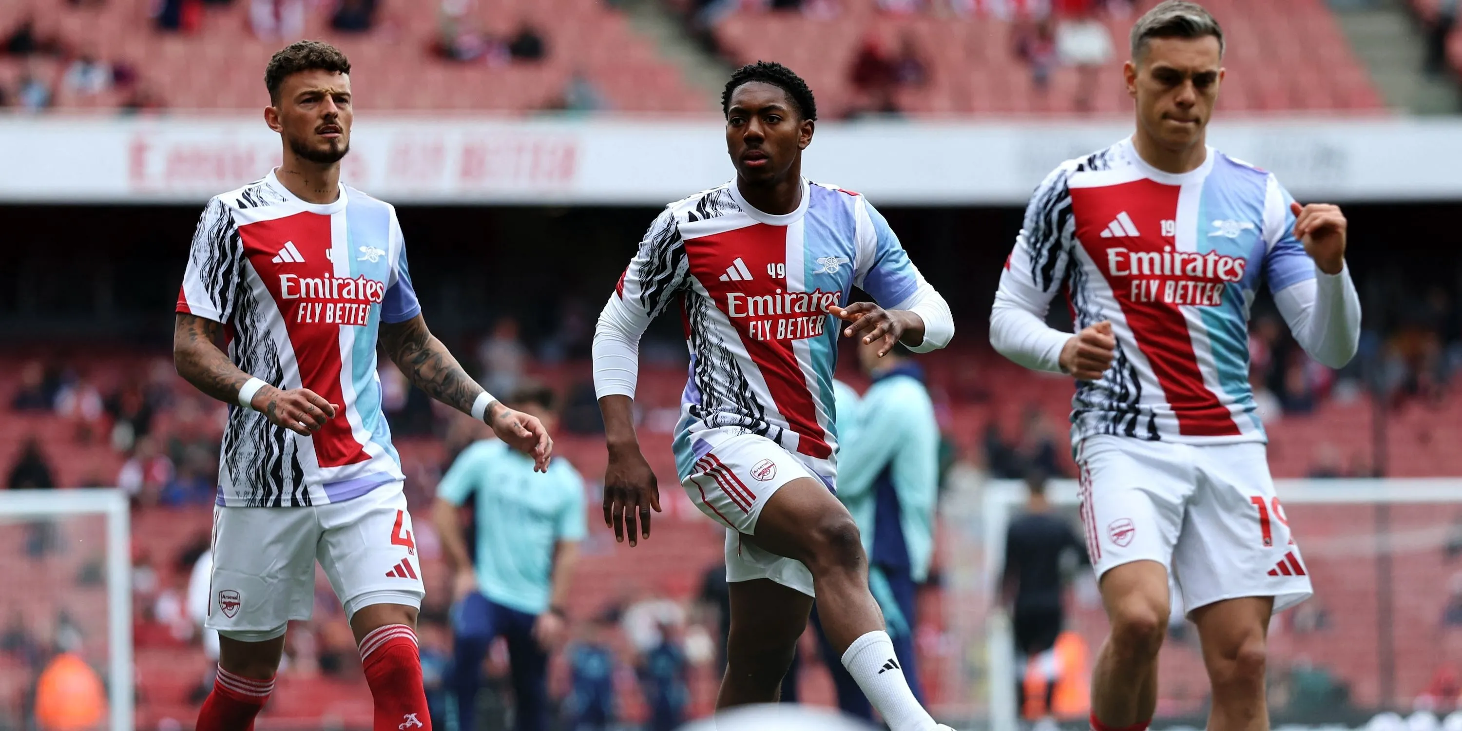 Leandro Trossard, Ben White và Myles Lewis-Skelly của Arsenal trên sân tập