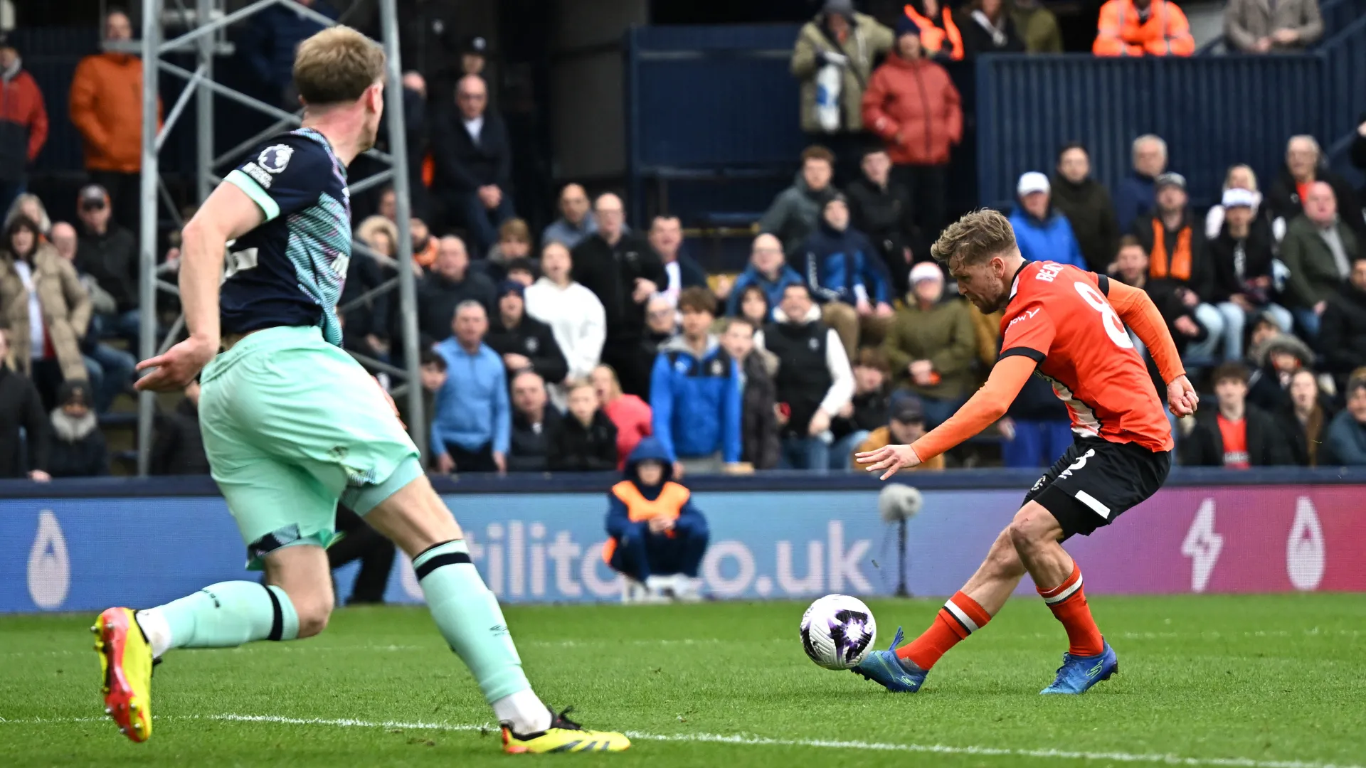 Luke Berry ăn mừng bàn thắng cho Luton Town