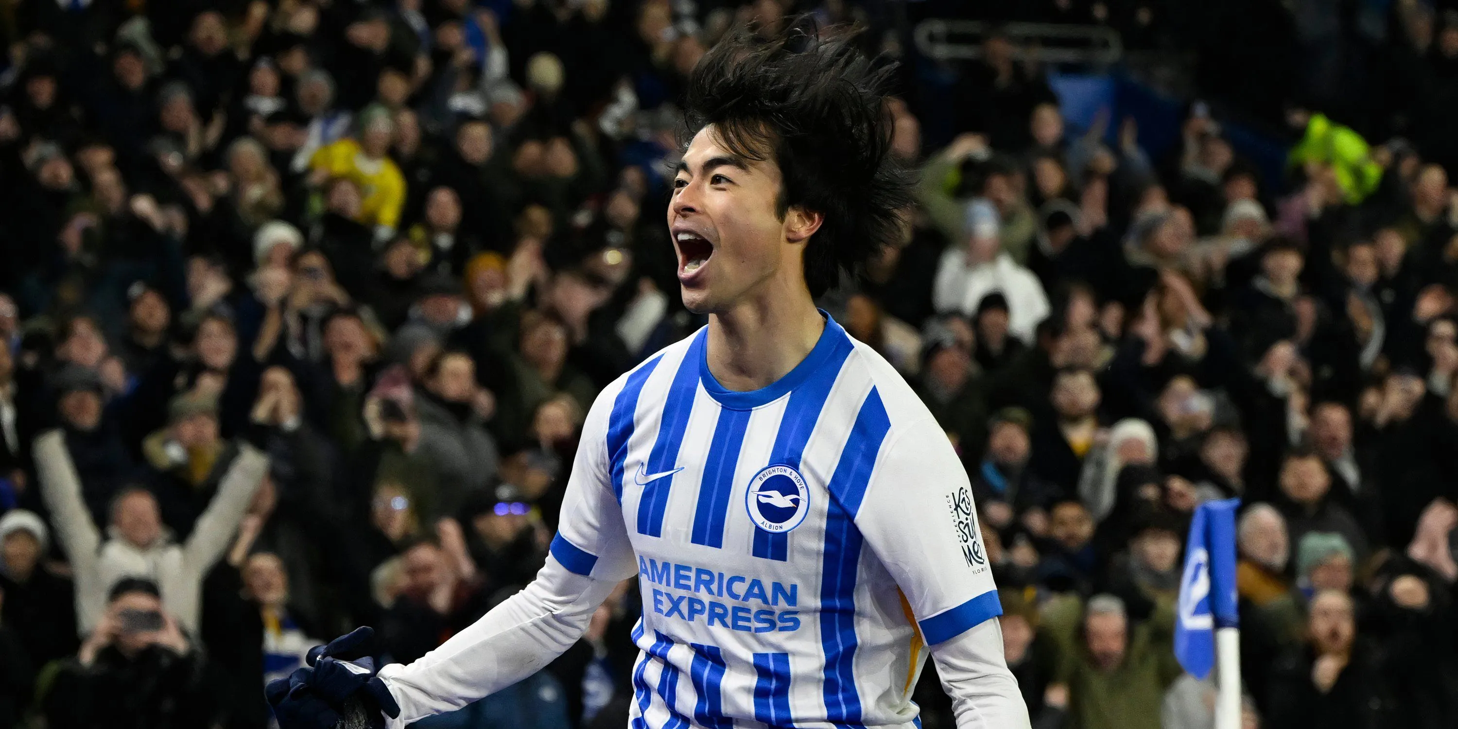 Mitoma trong màu áo Brighton, đối đầu với Chelsea