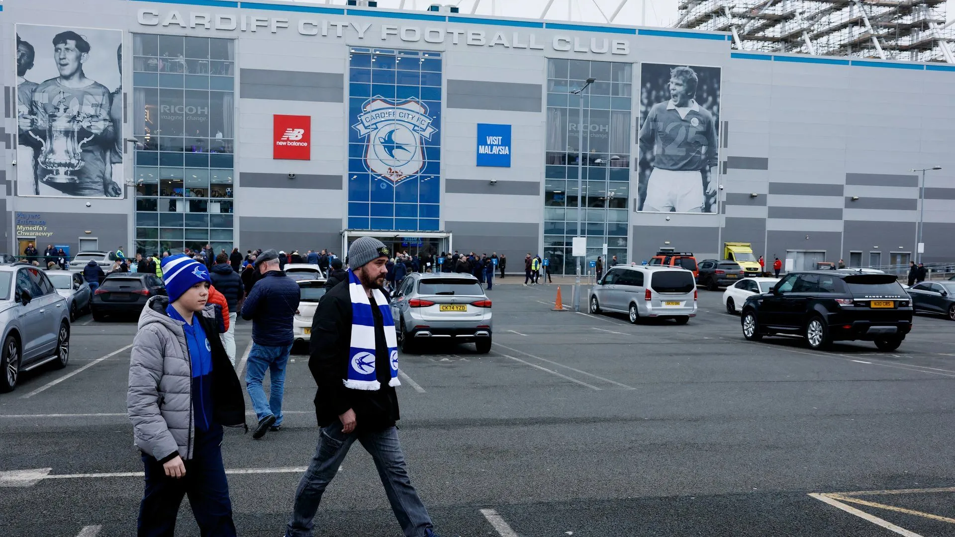 Người hâm mộ Cardiff City tại Sân vận động Cardiff City, kỳ vọng vào một mùa giải thăng hạng thành công.