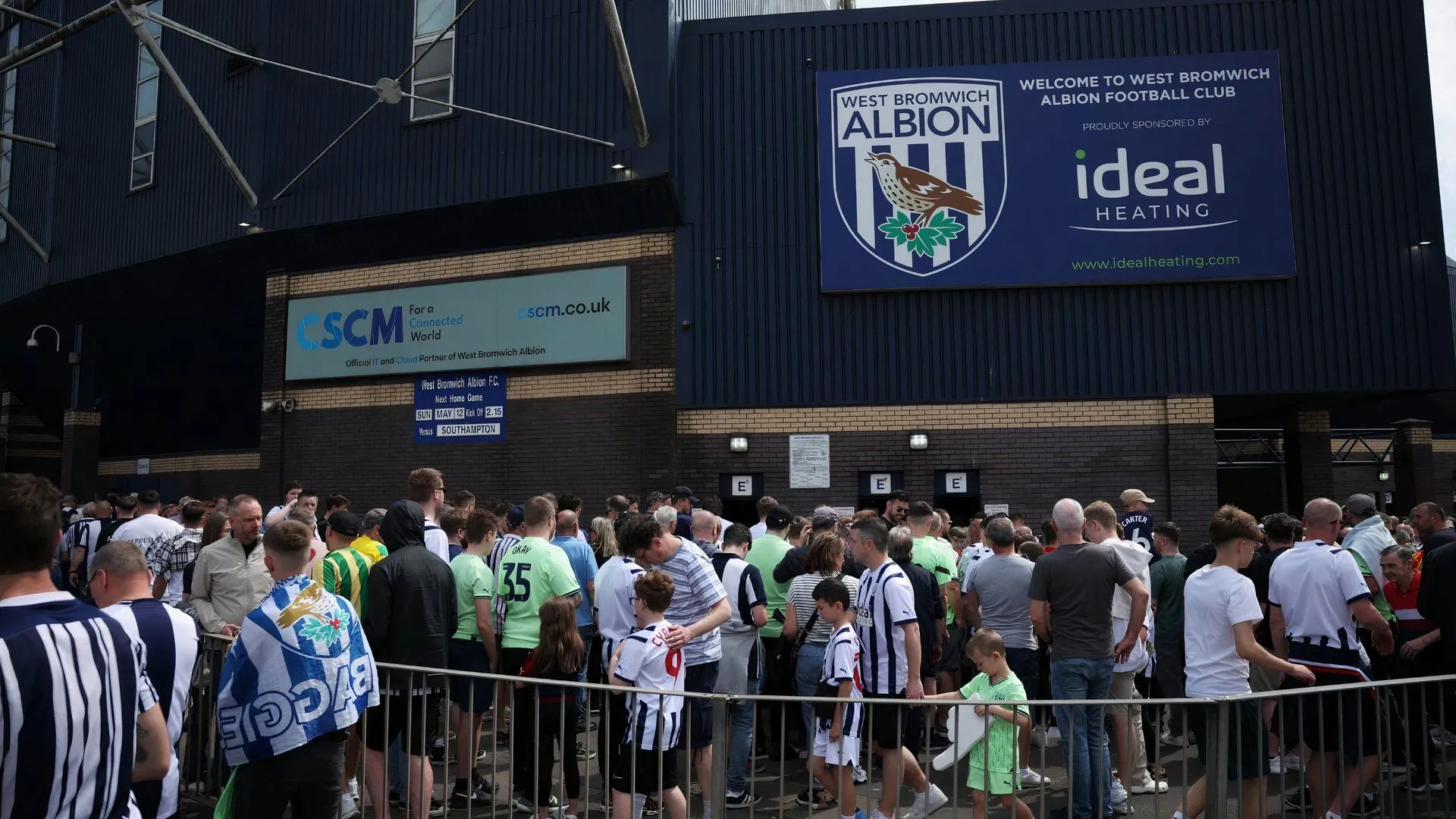 Người hâm mộ West Brom bên ngoài sân The Hawthorns