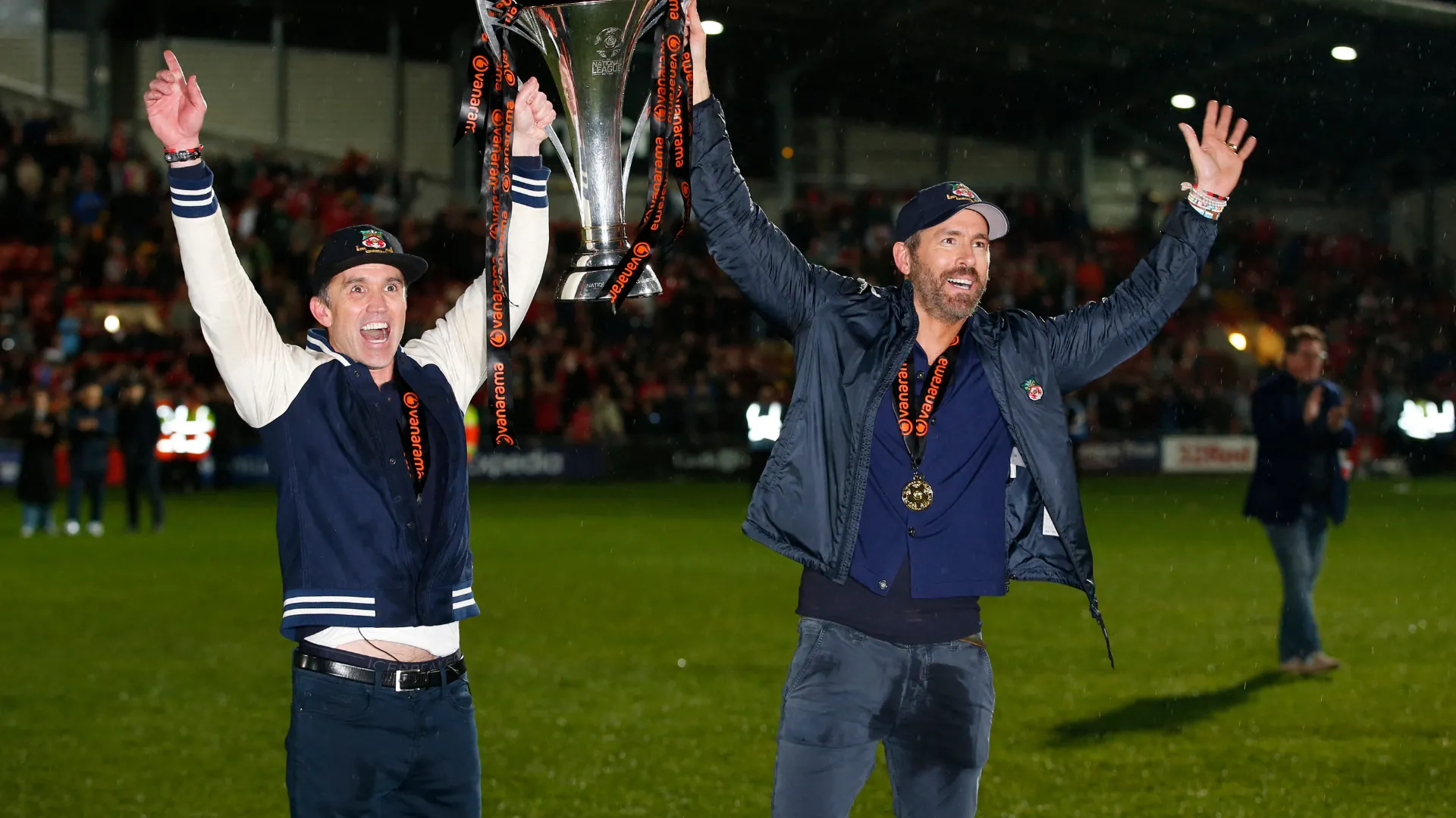 Ryan Reynolds và Rob McElhenney, các ông chủ Wrexham, trong bối cảnh giá áo đấu bóng đá Anh