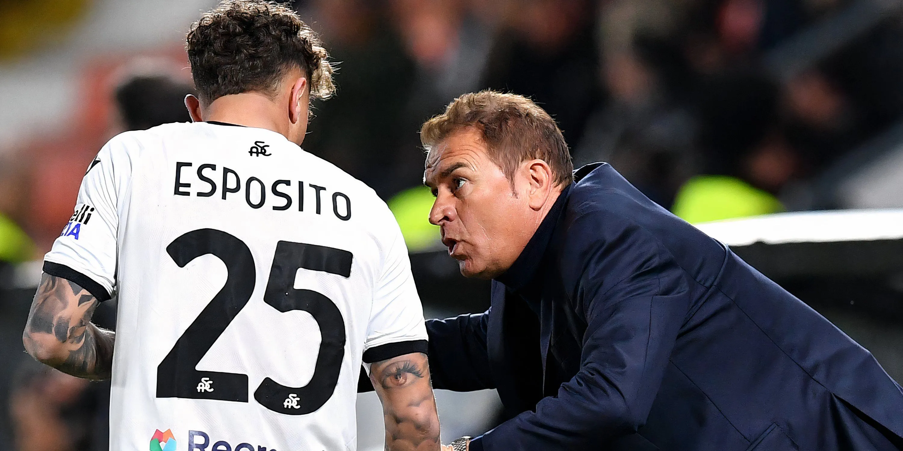 Salvatore Esposito trong trang phục thi đấu của Spezia, trên sân cỏ
