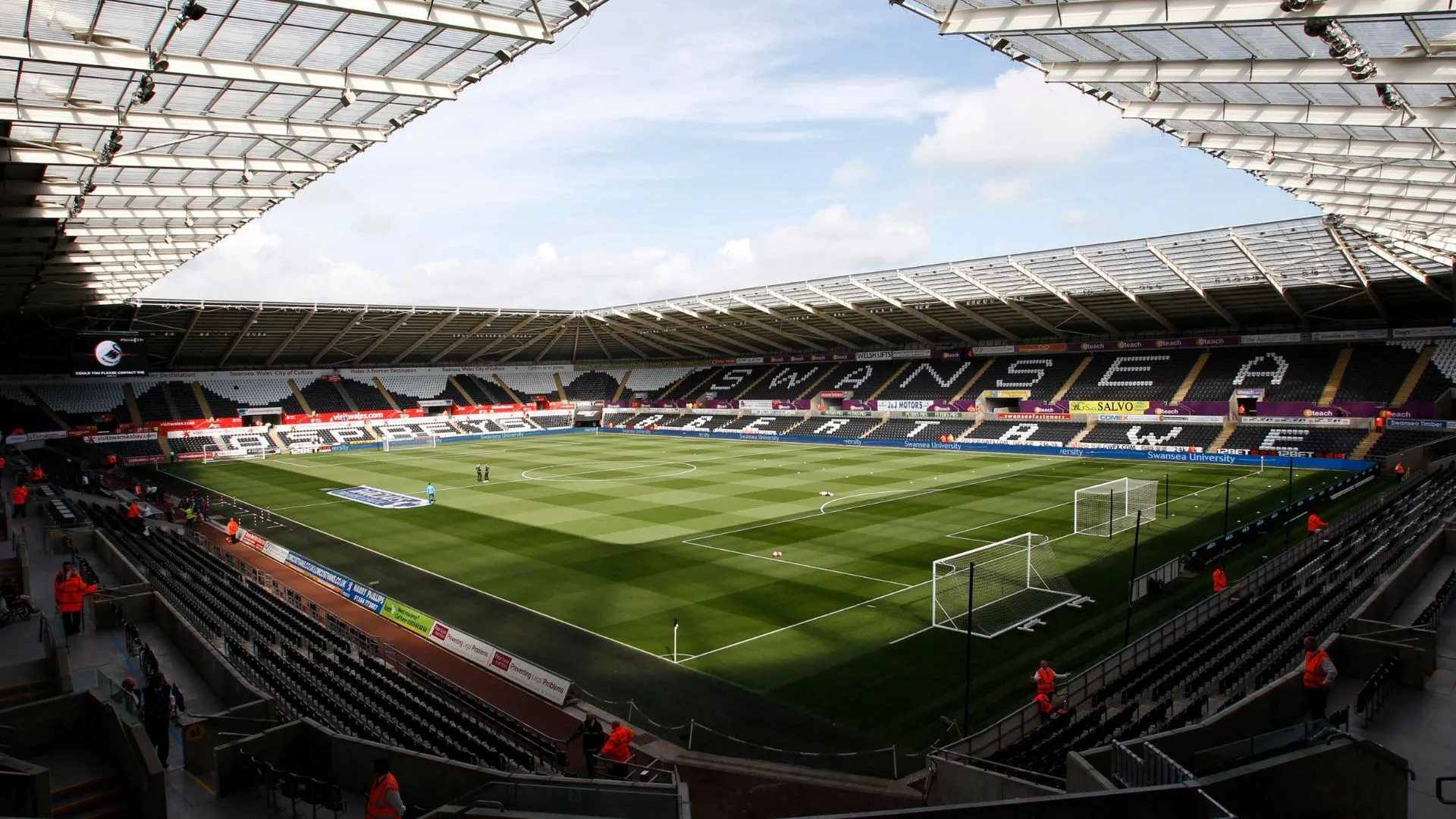 Sân vận động Swansea.com của Swansea City, một cấu trúc hiện đại nhưng bị đánh giá là thiếu đi bản sắc và không khí sôi động.