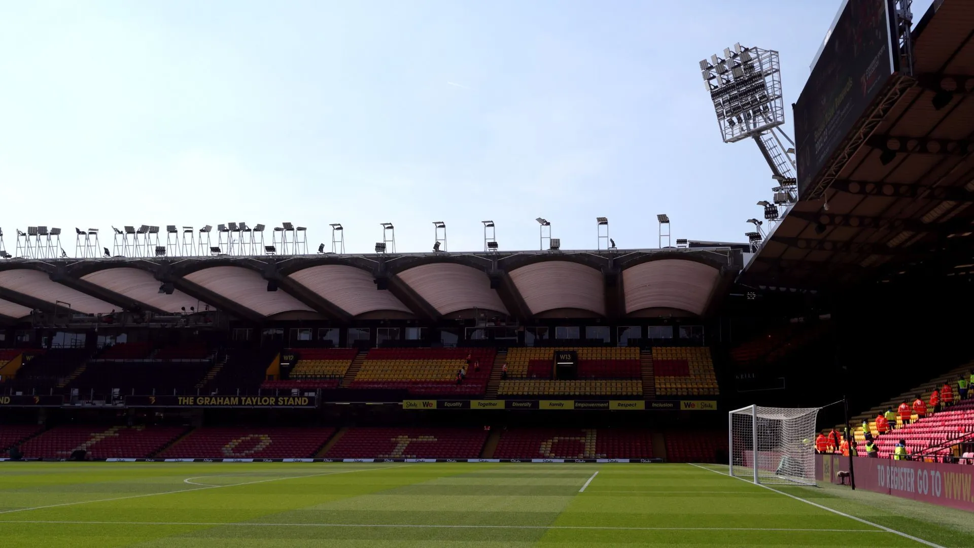 Sân vận động Vicarage Road của Watford, bị đánh giá là thiếu không khí và bố cục không ấn tượng.
