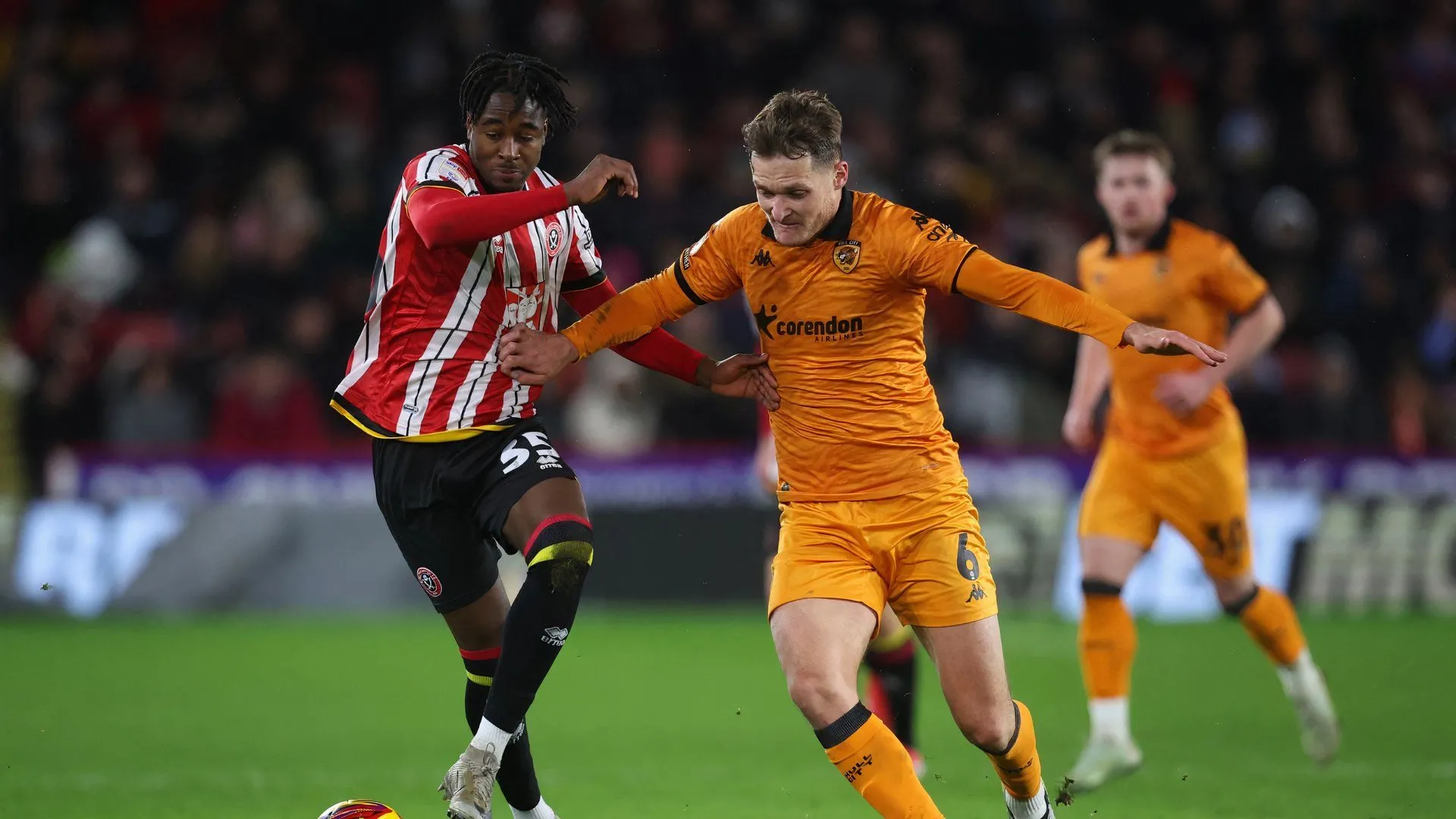 Sean McLoughlin (Hull City) tranh chấp bóng trong trận đấu với Sheffield United