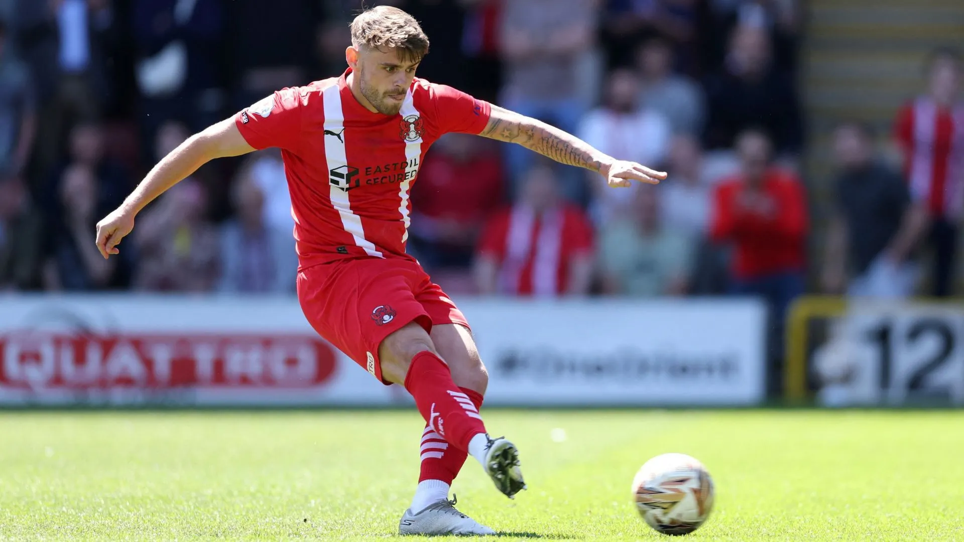 Tiền đạo Charlie Kelman trong màu áo QPR