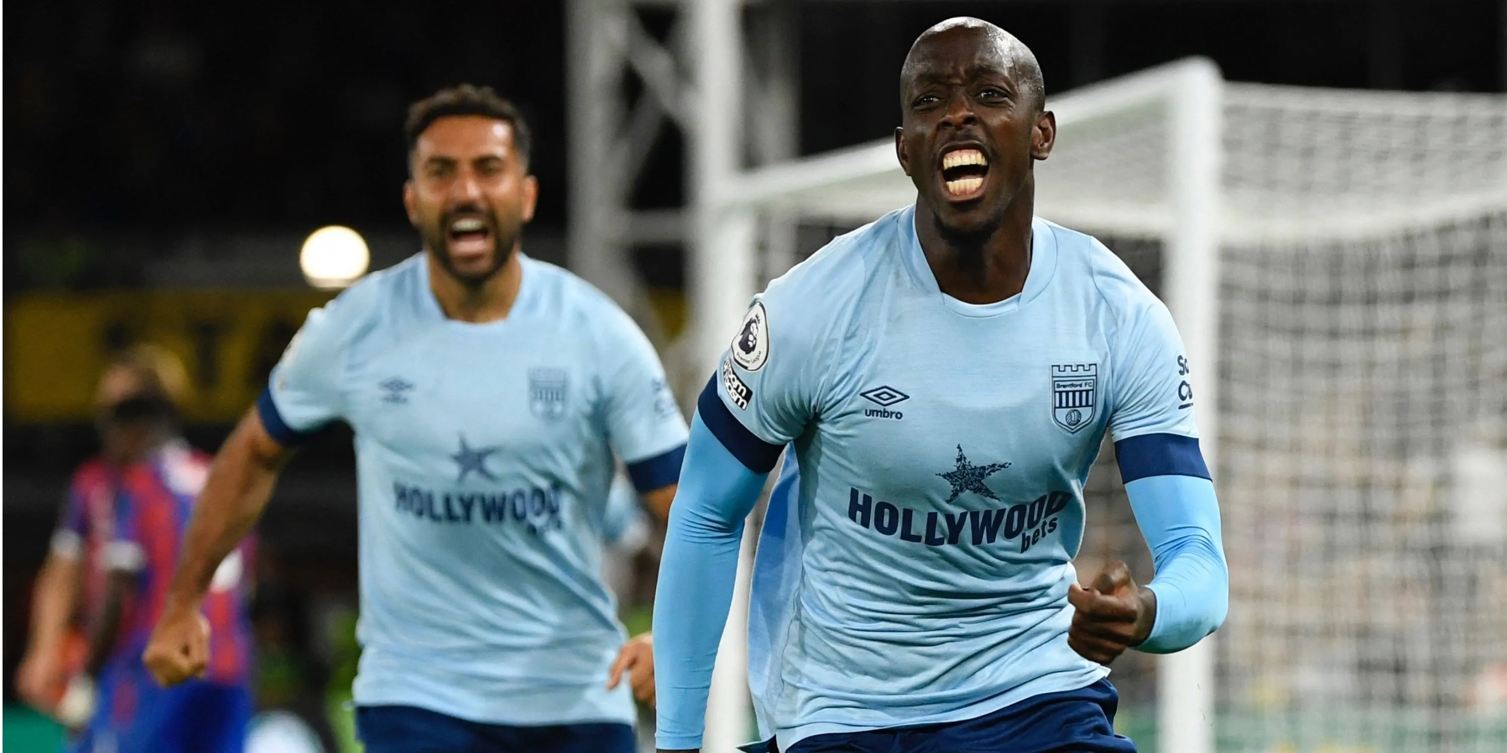 Tiền đạo Yoane Wissa trong màu áo Brentford, minh họa phong cách chơi bóng năng nổ và khả năng di chuyển thông minh của anh.