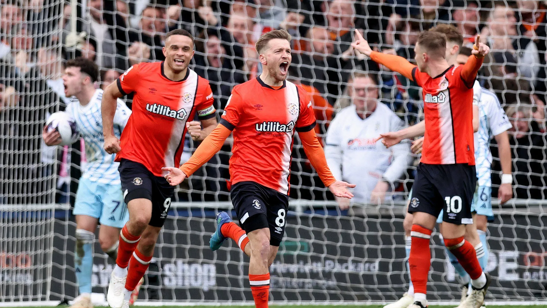 Tiền vệ Luke Berry trong màu áo Luton Town