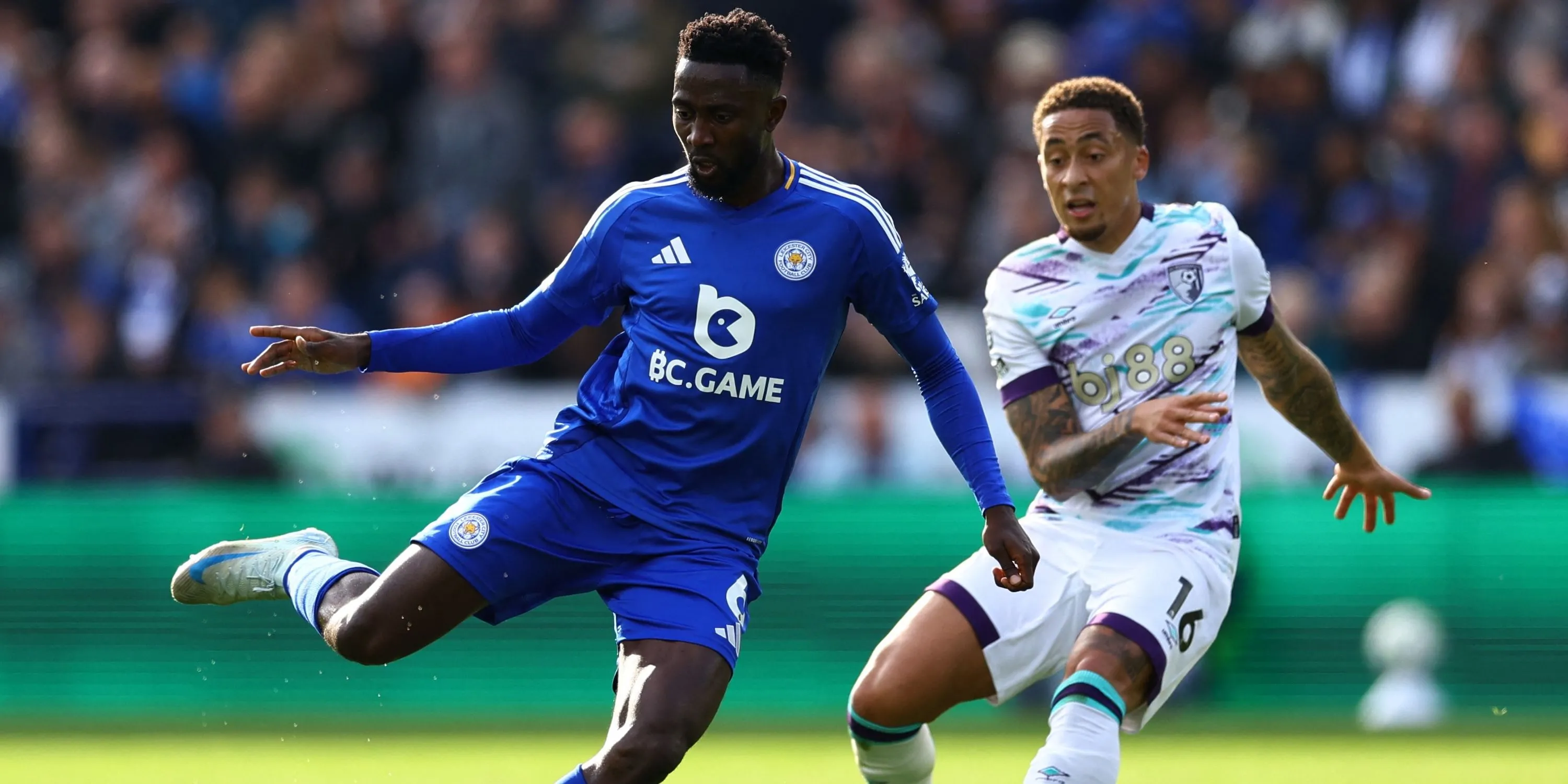 Wilfred Ndidi của Leicester City tranh bóng với Marcus Tavernier của Bournemouth