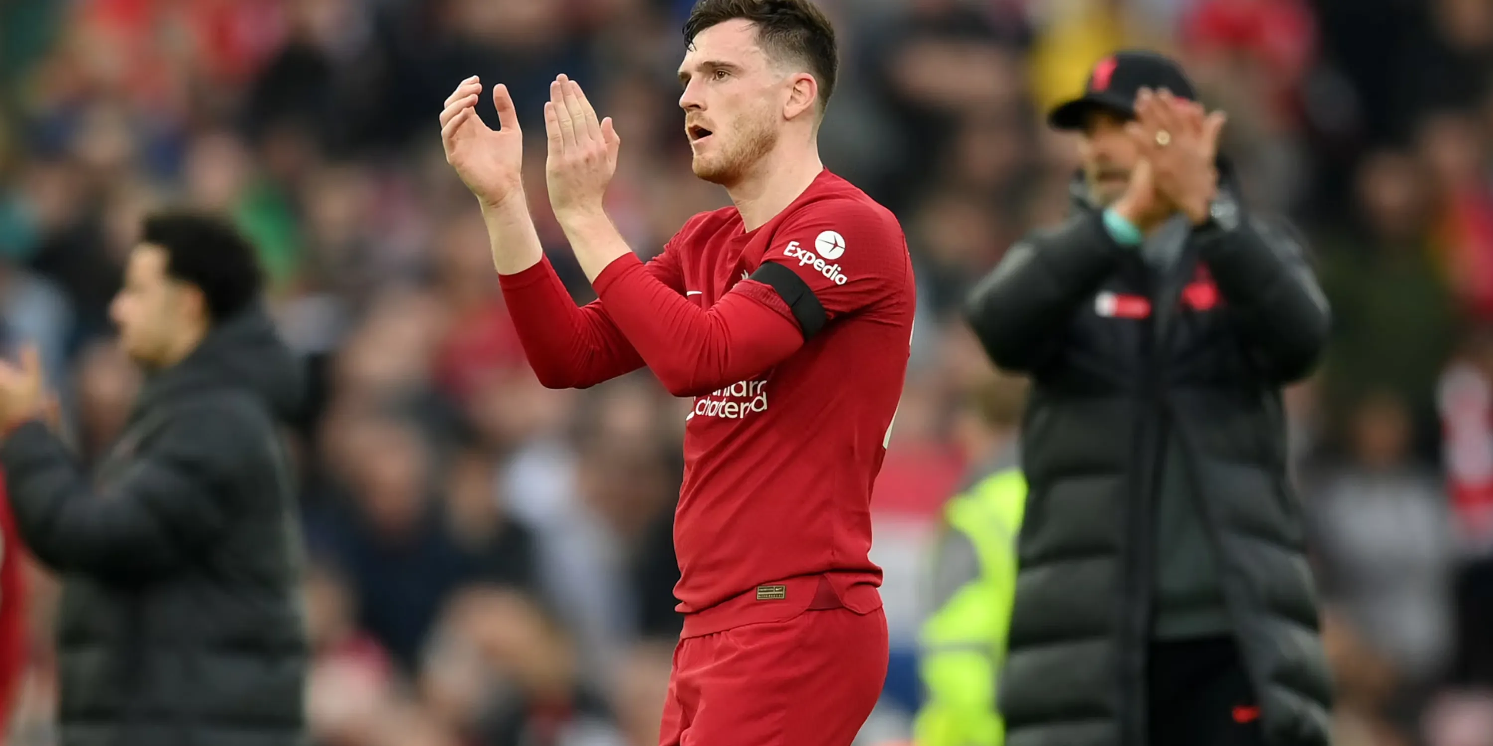 Andy Robertson ăn mừng cùng đồng đội Liverpool
