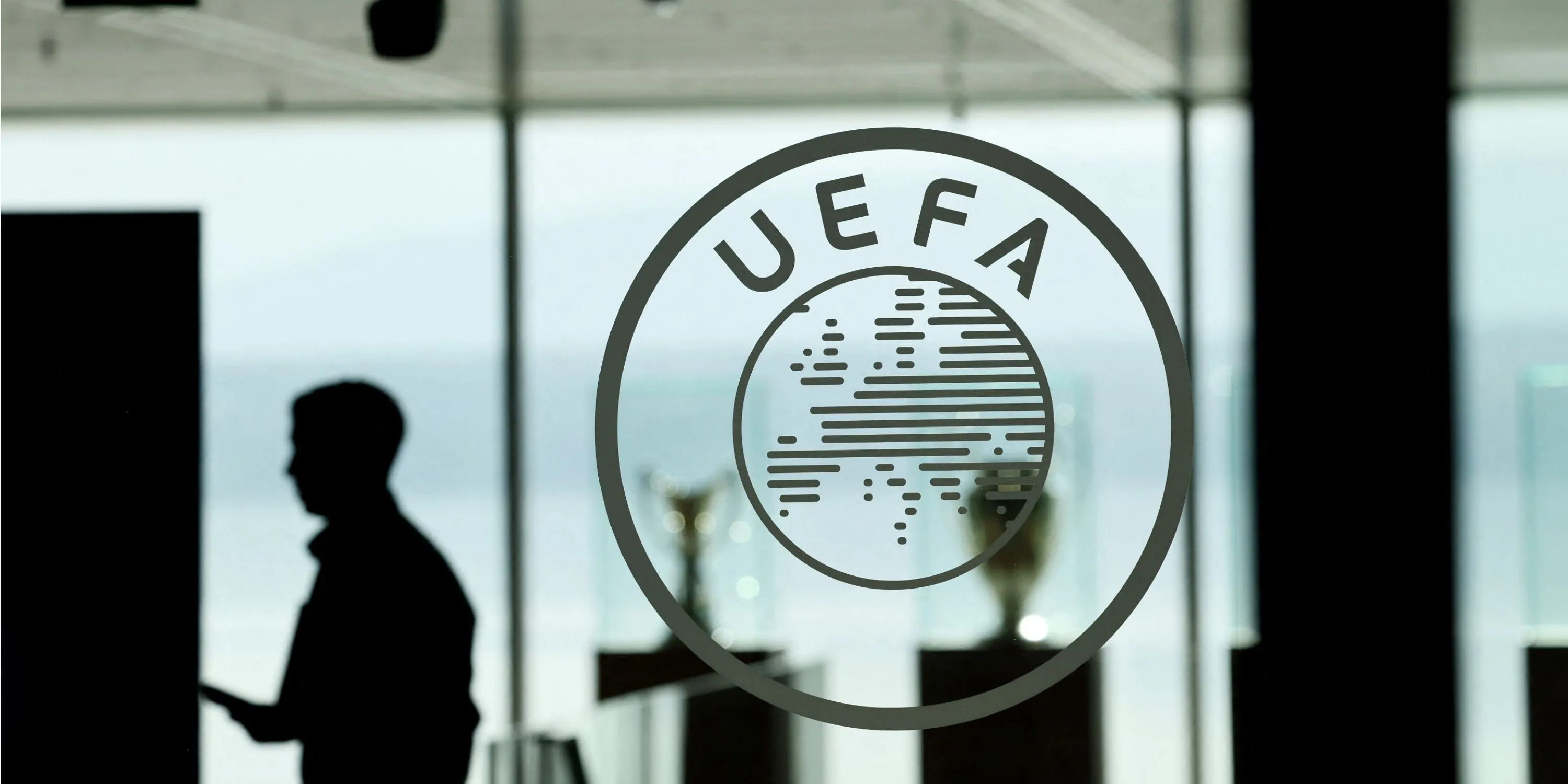 Biểu tượng UEFA và hình ảnh liên quan đến các quy định Công bằng Tài chính (FFP)