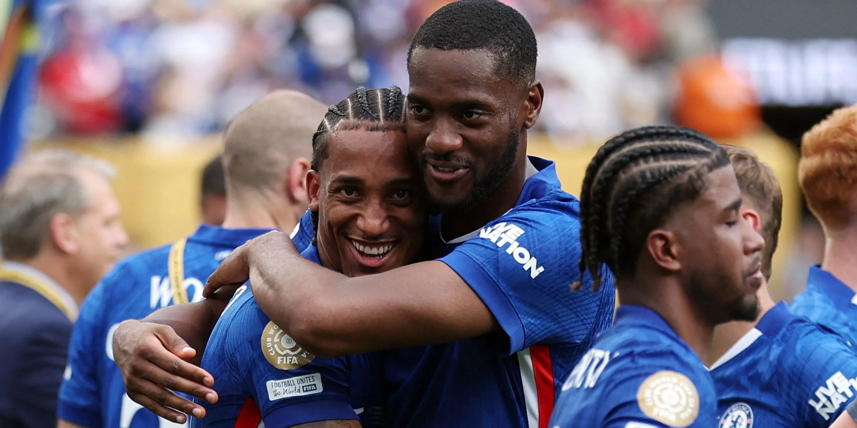 Hậu vệ Tosin Adarabioyo của Chelsea ăn mừng cùng đồng đội Joao Pedro