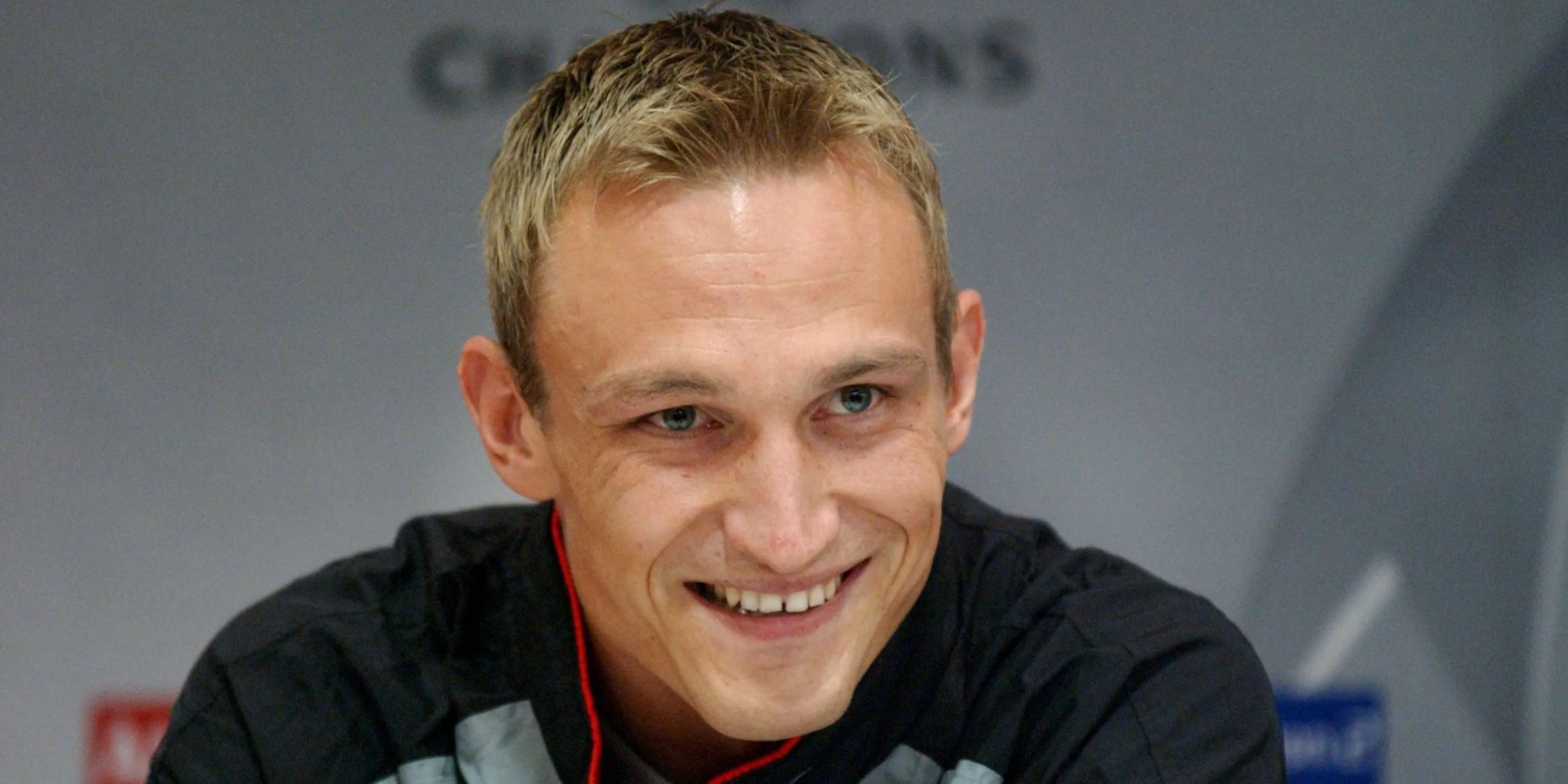 Sami Hyypia trong buổi họp báo của Liverpool