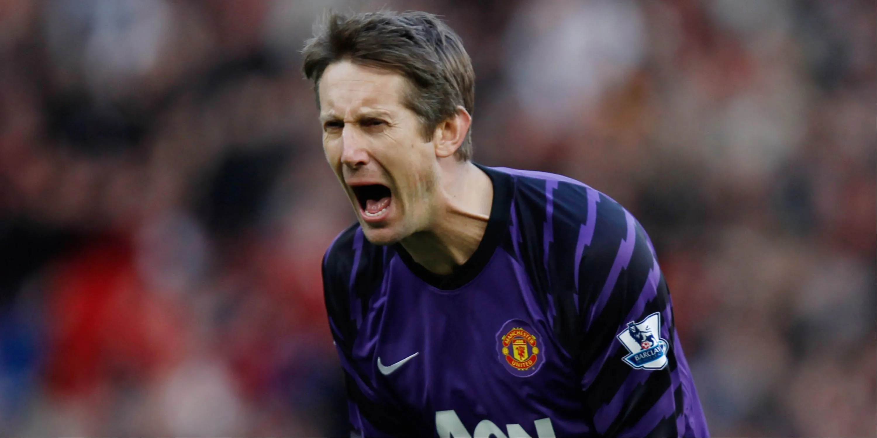 Thủ môn Edwin van der Sar bắt bóng trong trận đấu của Manchester United