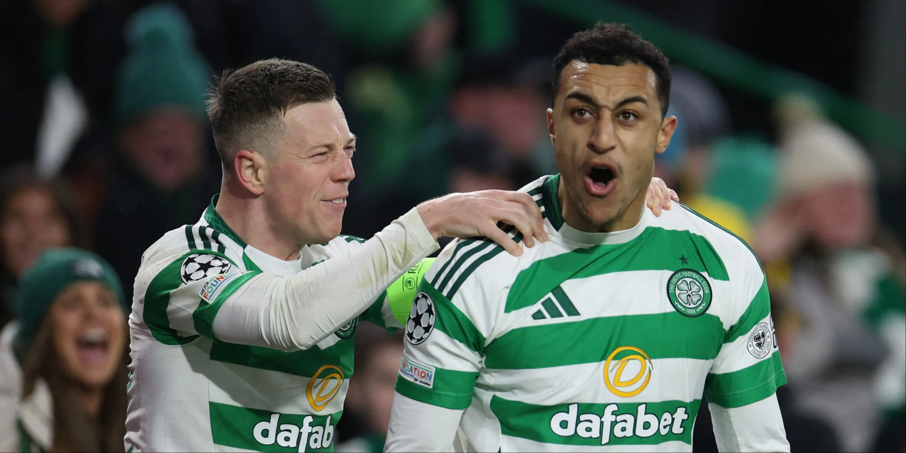 Tiền đạo Adam Idah cùng đội trưởng Callum McGregor của Celtic trên sân tập