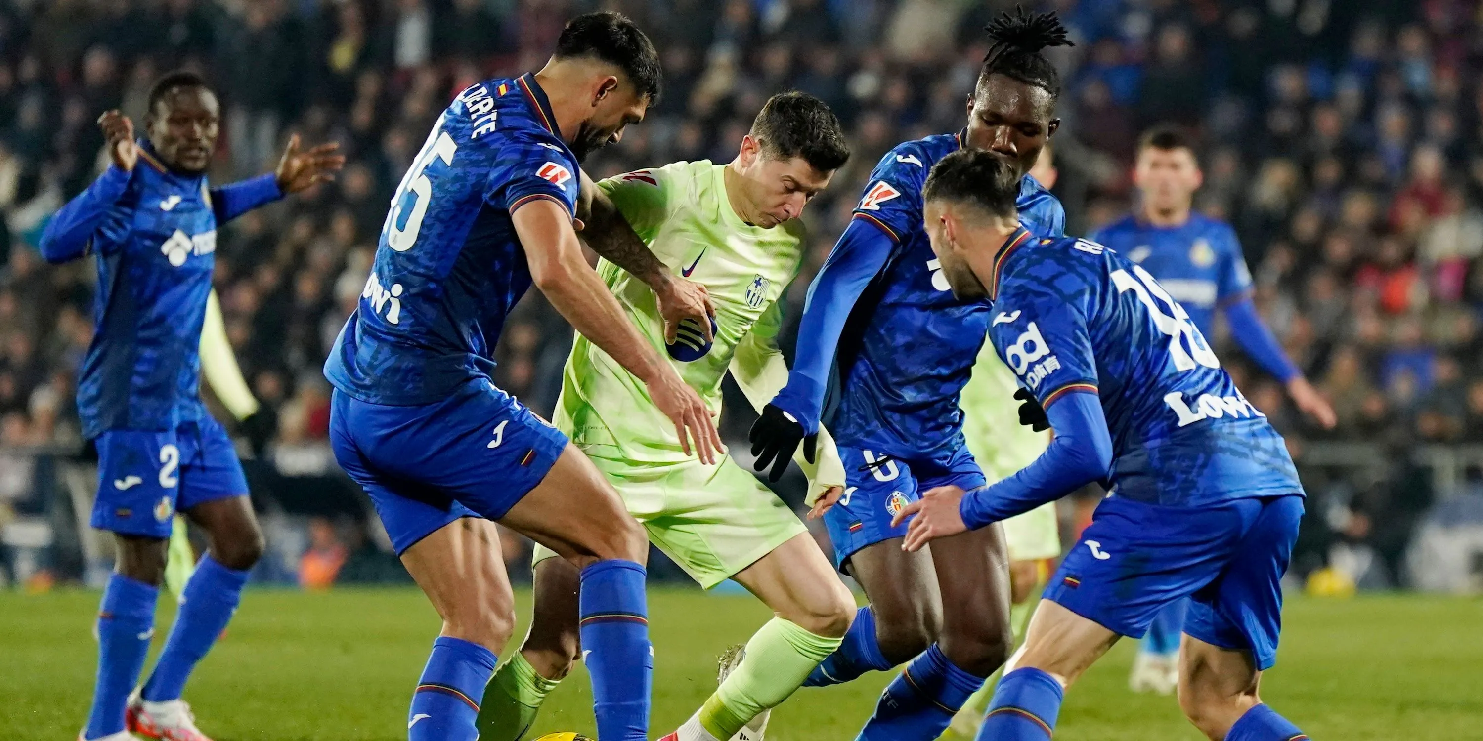 Tiền vệ Christantus Uche của Getafe đối đầu Robert Lewandowski