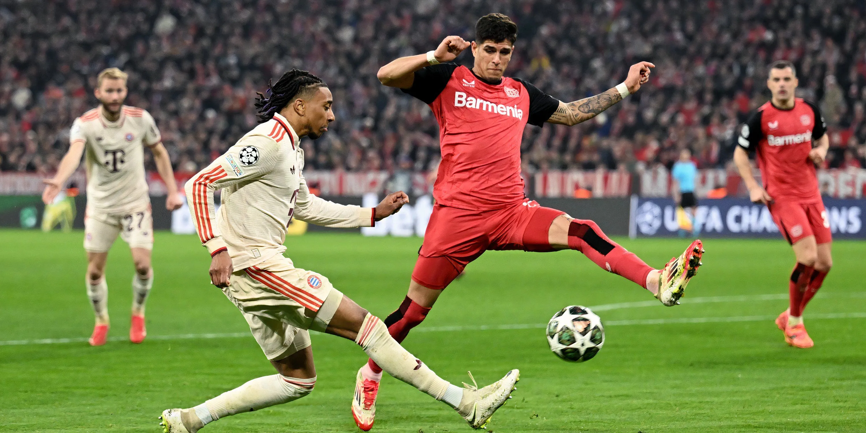Trung vệ Piero Hincapié thi đấu cho Bayer Leverkusen, mục tiêu của Chelsea và Tottenham