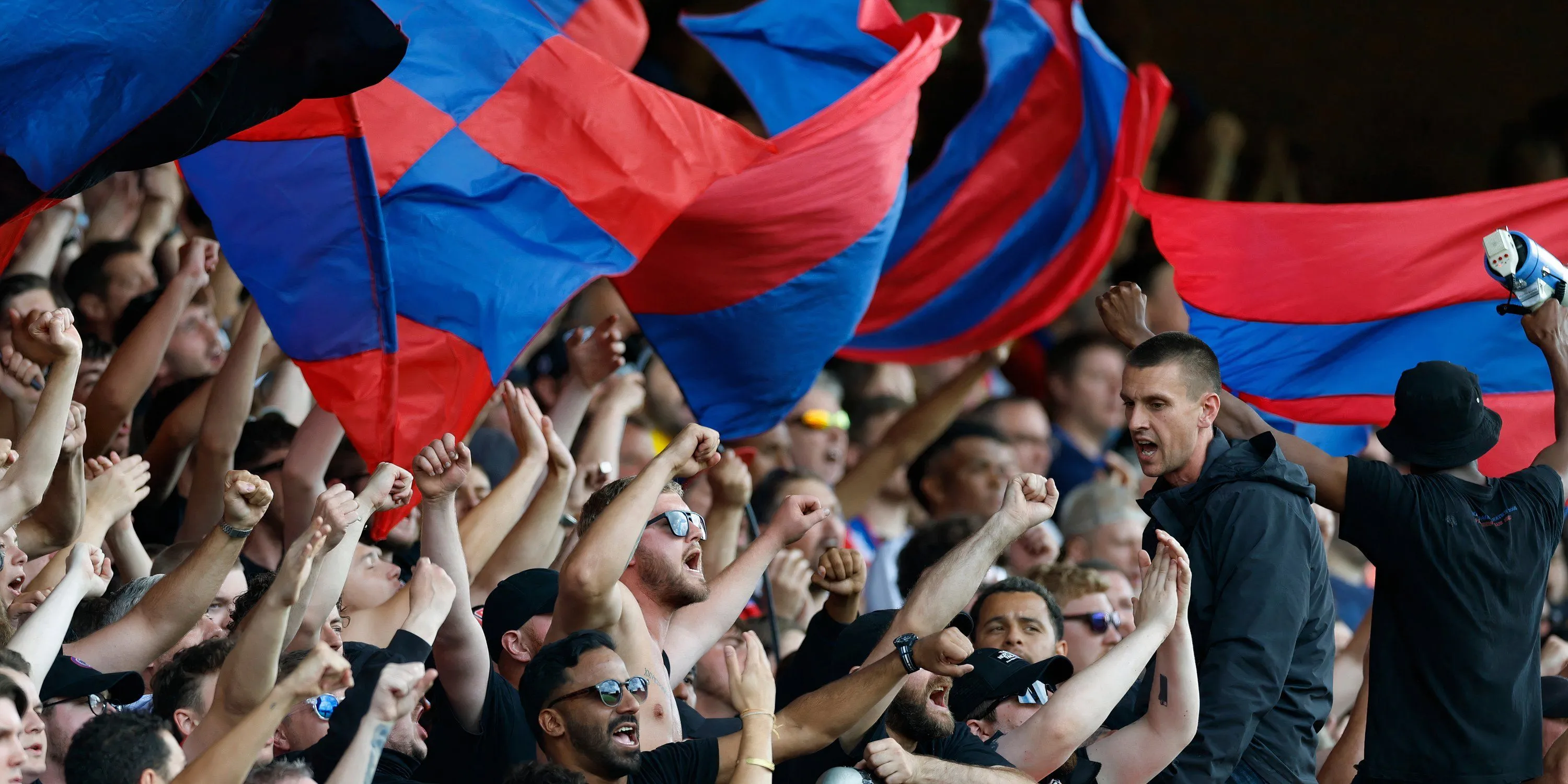 Cờ phạt góc hình chữ nhật bắt buộc theo quy định UEFA trong các giải đấu châu Âu