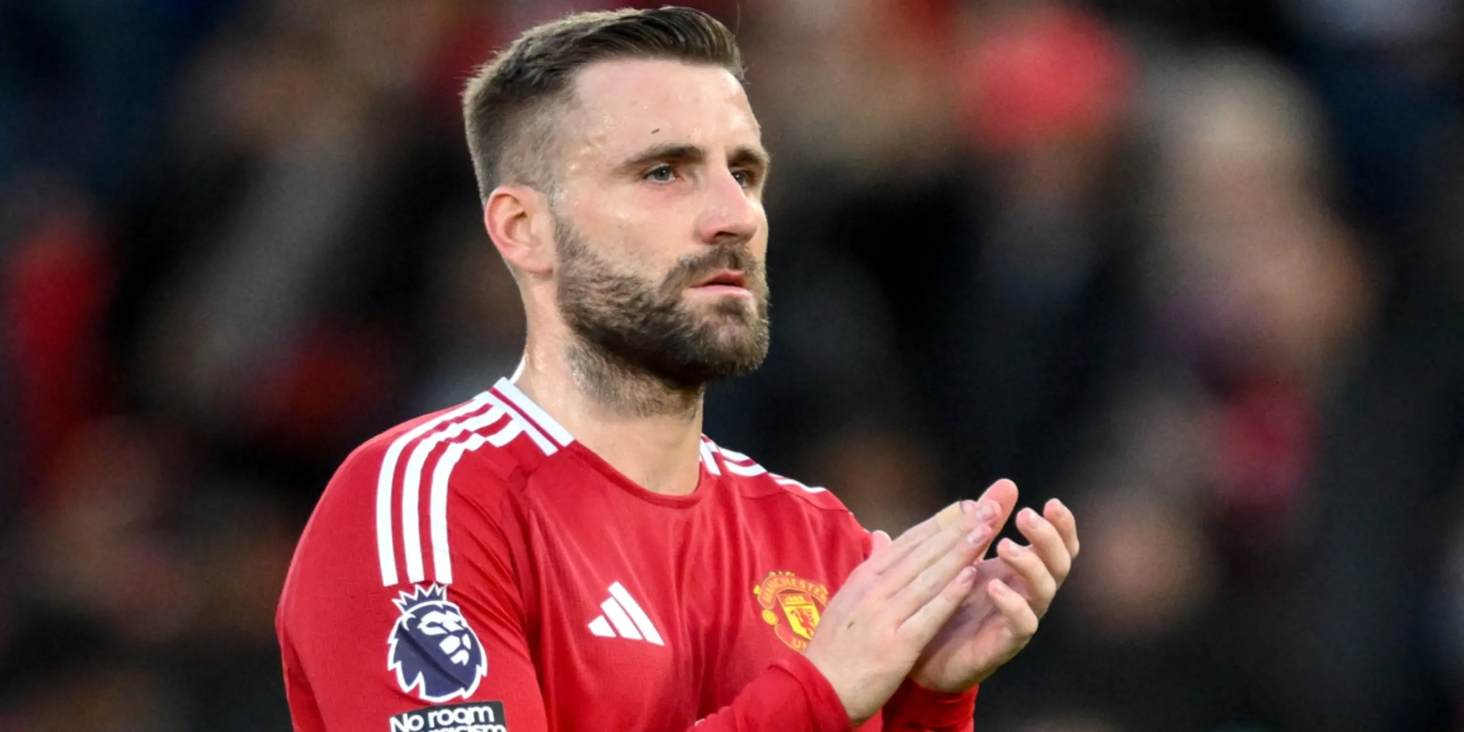 Hậu vệ Luke Shaw của Manchester United trong một trận đấu, gương mặt thể hiện sự tập trung và quyết tâm trên sân cỏ.