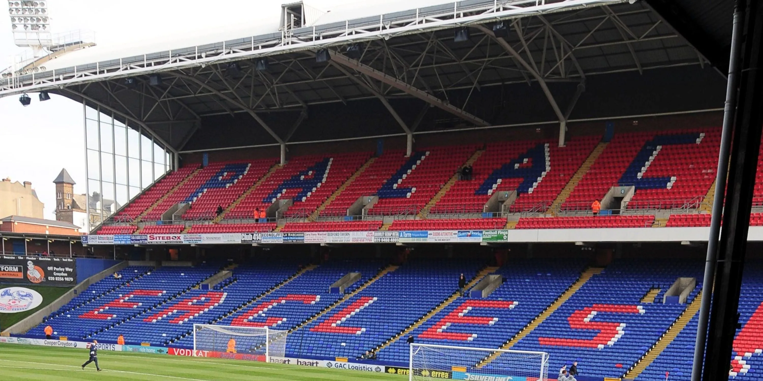 Khán đài sân Selhurst Park sôi động với lá cờ và băng rôn cổ vũ của Crystal Palace