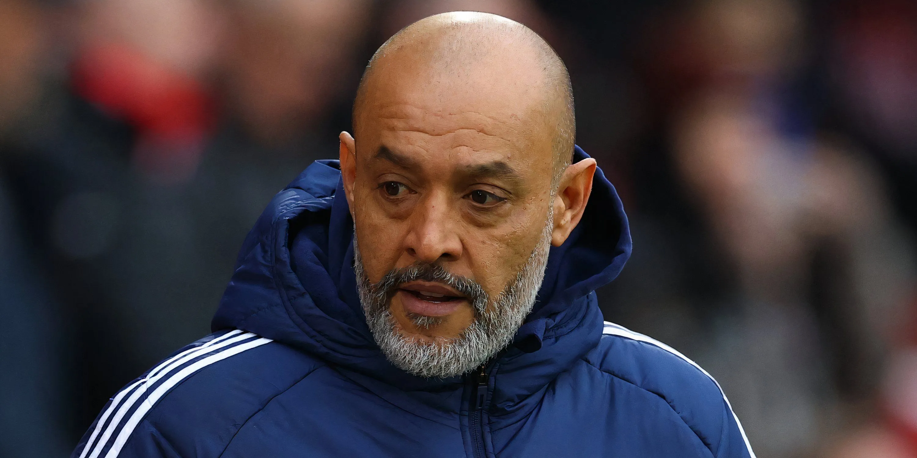 Nuno Espírito Santo trên băng ghế chỉ đạo của Nottingham Forest, HLV được kỳ vọng sẽ gia cố hàng thủ cho West Ham.