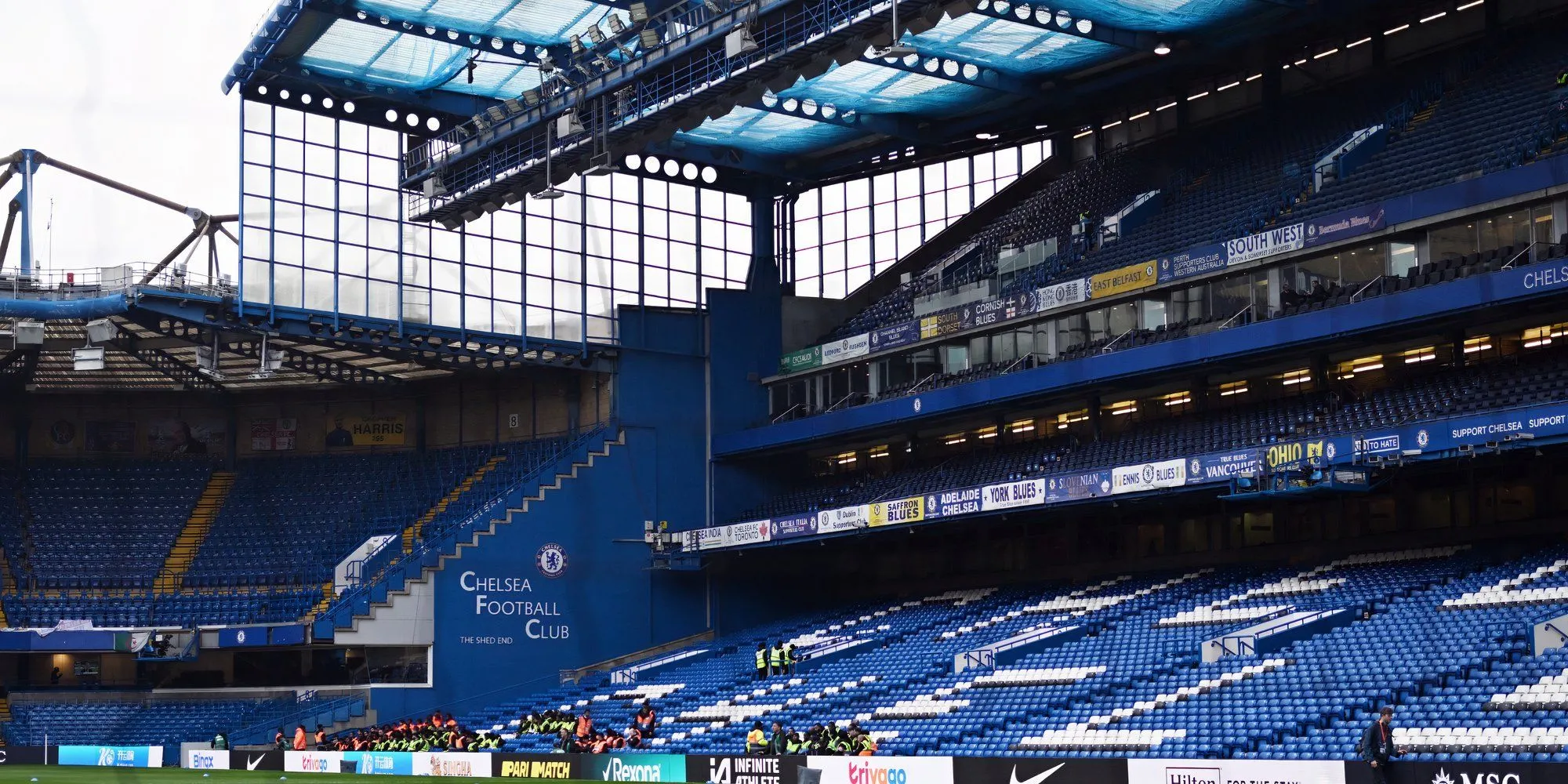 Sân Stamford Bridge rực rỡ dưới ánh đèn, biểu tượng của Chelsea