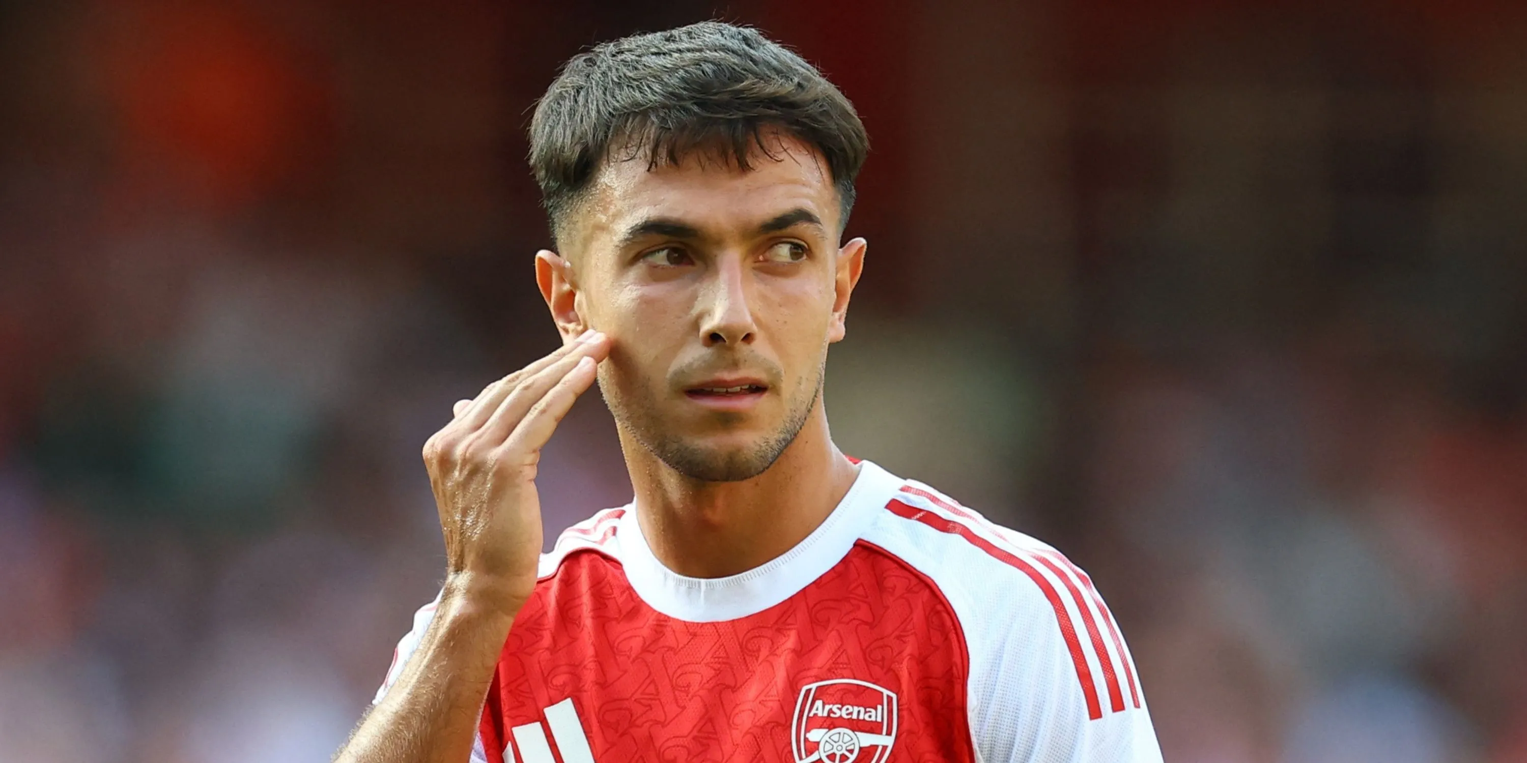 Tiền vệ Martin Zubimendi của Arsenal thi đấu, một trong những tân binh đã nhanh chóng hòa nhập và ghi bàn cho Pháo thủ.