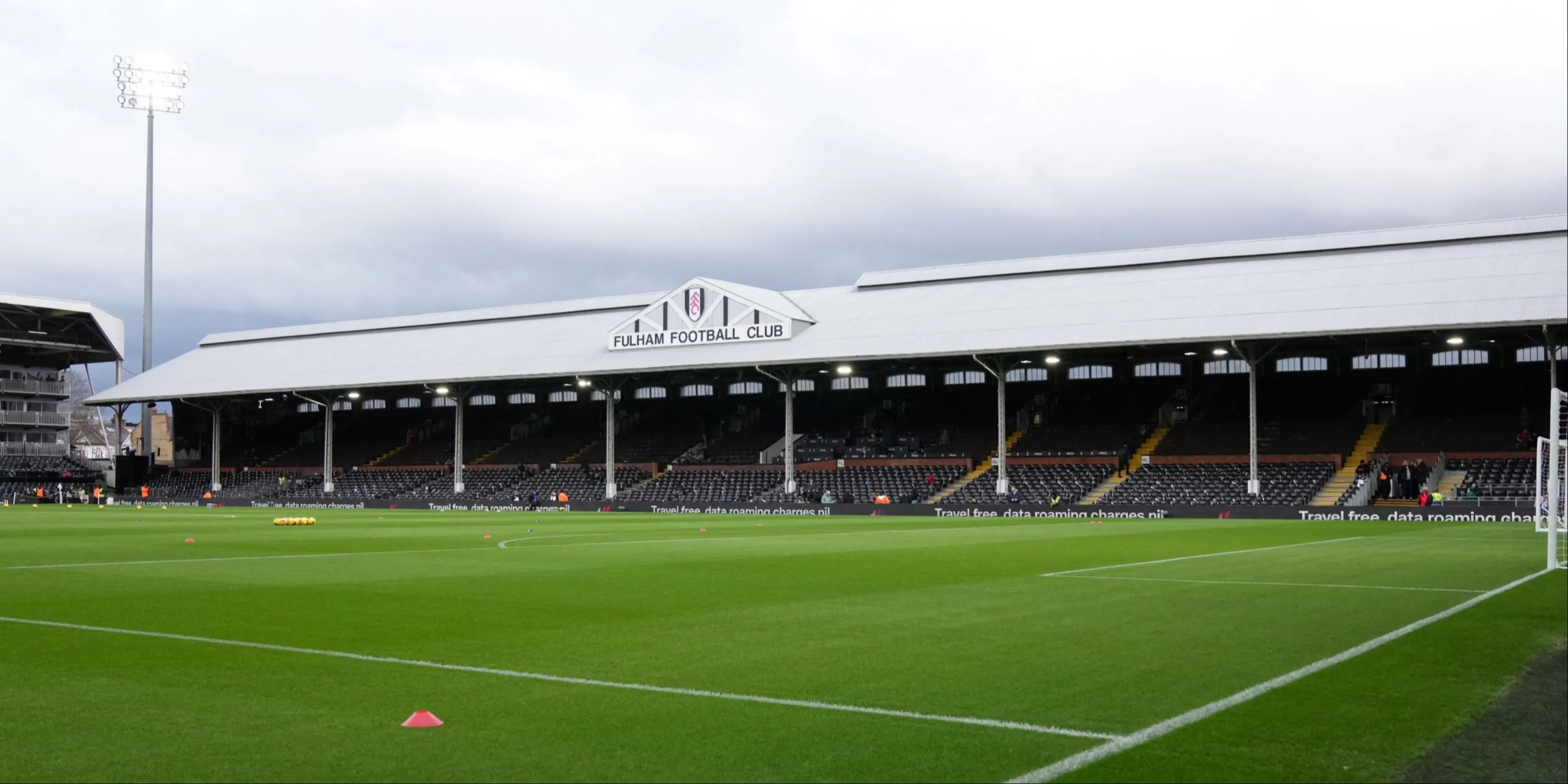 Toàn cảnh sân Craven Cottage bên dòng sông Thames, niềm tự hào của Fulham