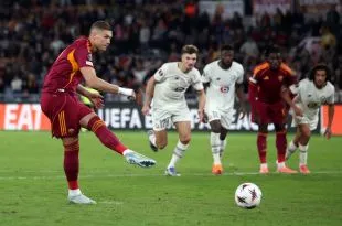 Artem Dovbyk sút hỏng phạt đền cho AS Roma trong trận Europa League tại Stadio Olimpico