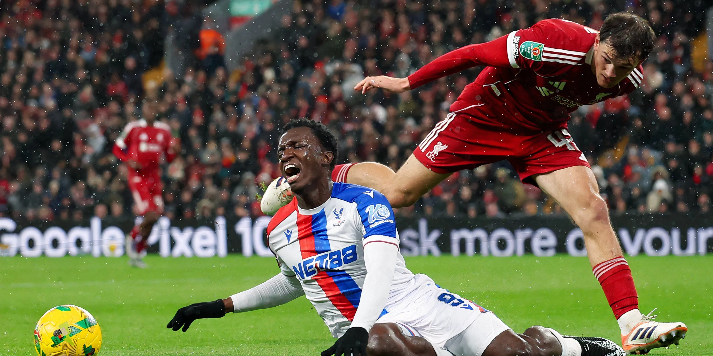 Calvin Ramsay trong tình huống tranh chấp ở trận gặp Crystal Palace, cho thấy thái độ quyết liệt và sự trở lại phong độ