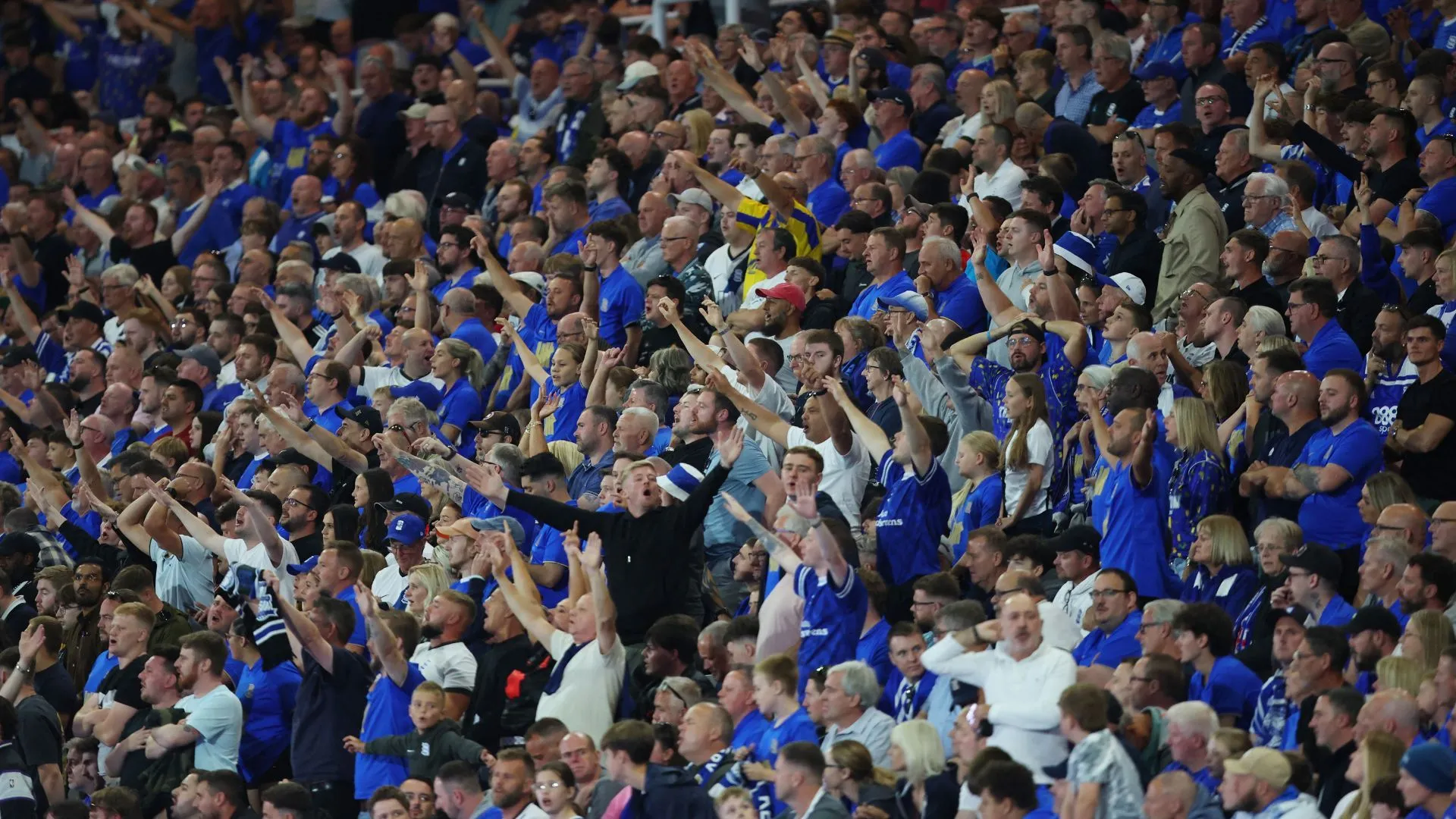 CĐV Birmingham thể hiện bài hát và phản ứng trên khán đài St. Andrew's