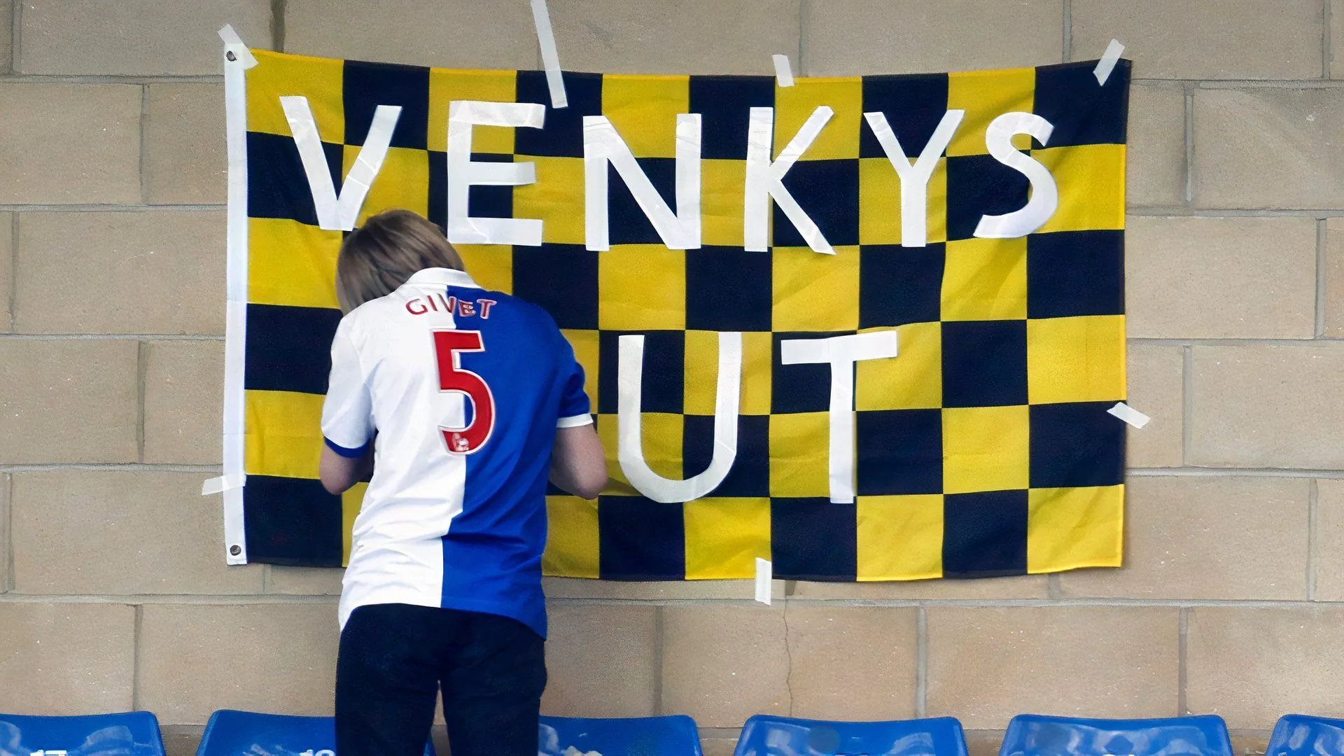 CĐV Blackburn Rovers phản đối chủ sở hữu trước đây