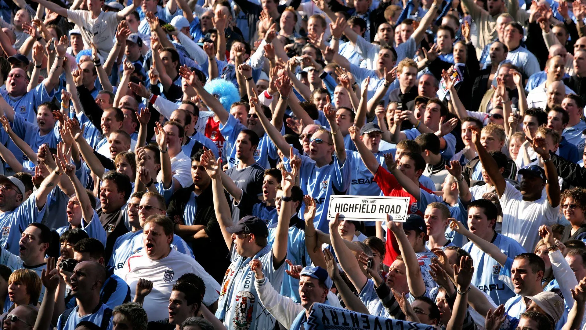 CĐV Coventry tại CBS Arena ăn mừng và lo âu trước các trận đấu quan trọng