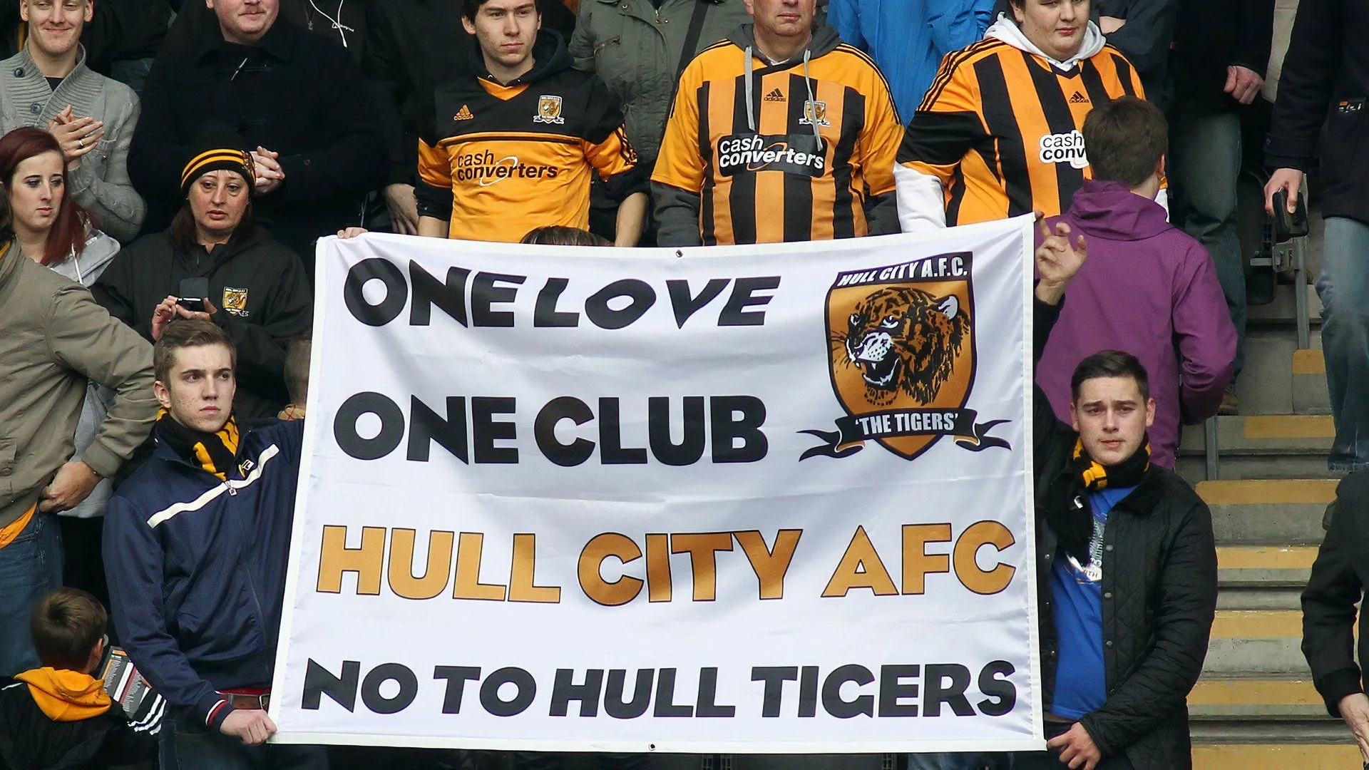CĐV Hull City biểu tình phản đối thay đổi tên đội bóng và bày tỏ lo ngại về tương lai