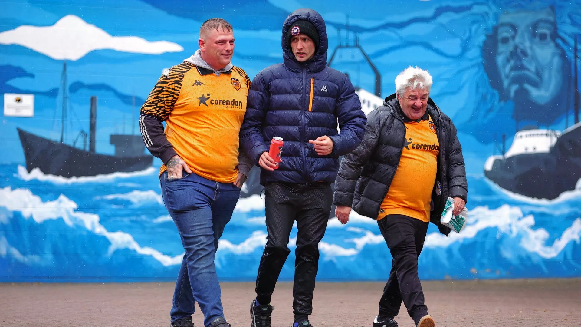 CĐV Hull City trên khán đài MKM Stadium, biểu tượng cho tinh thần địa phương