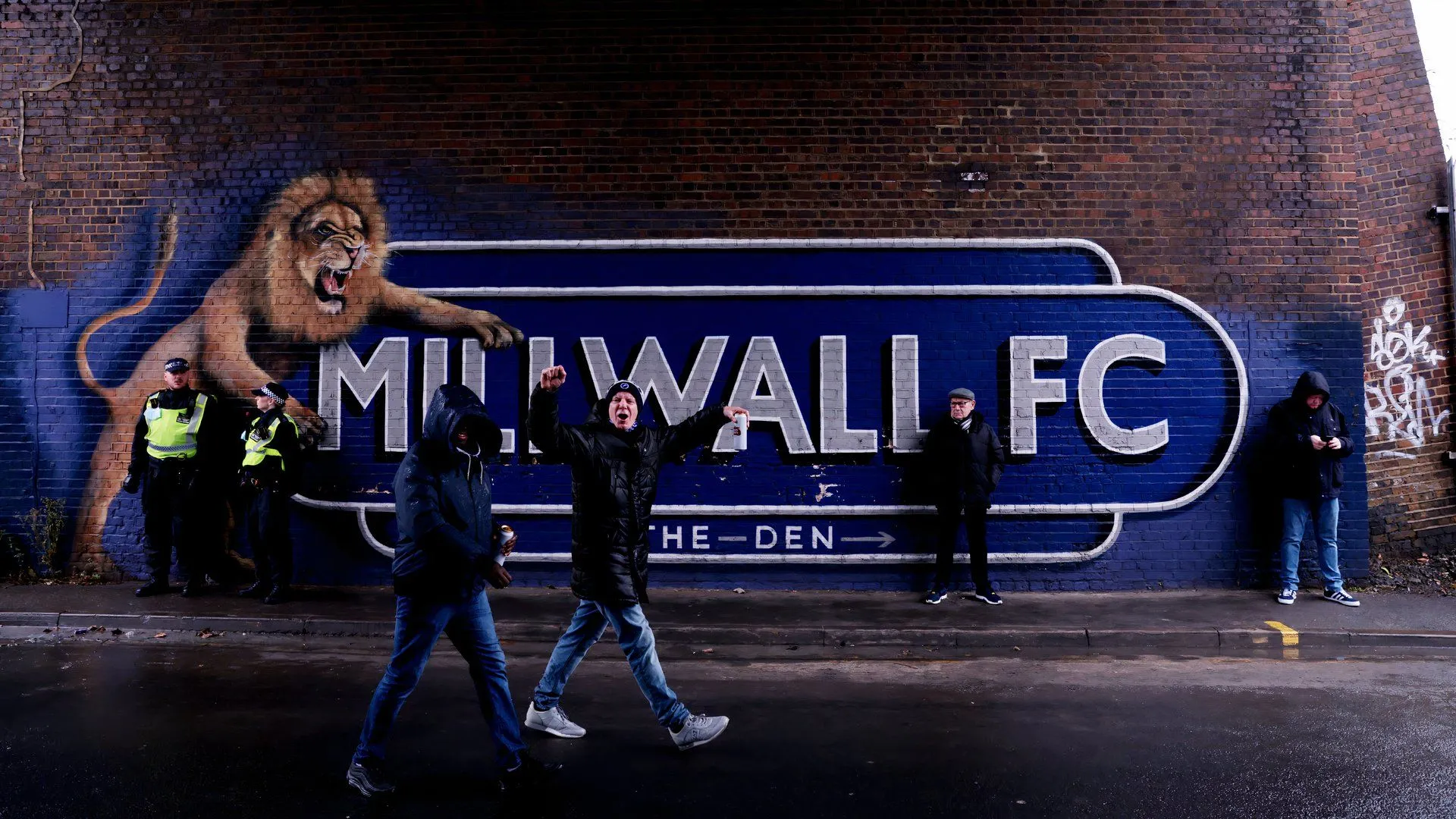 CĐV Millwall tạo bầu không khí áp đảo ở The Den với truyền thống cổ vũ mạnh mẽ