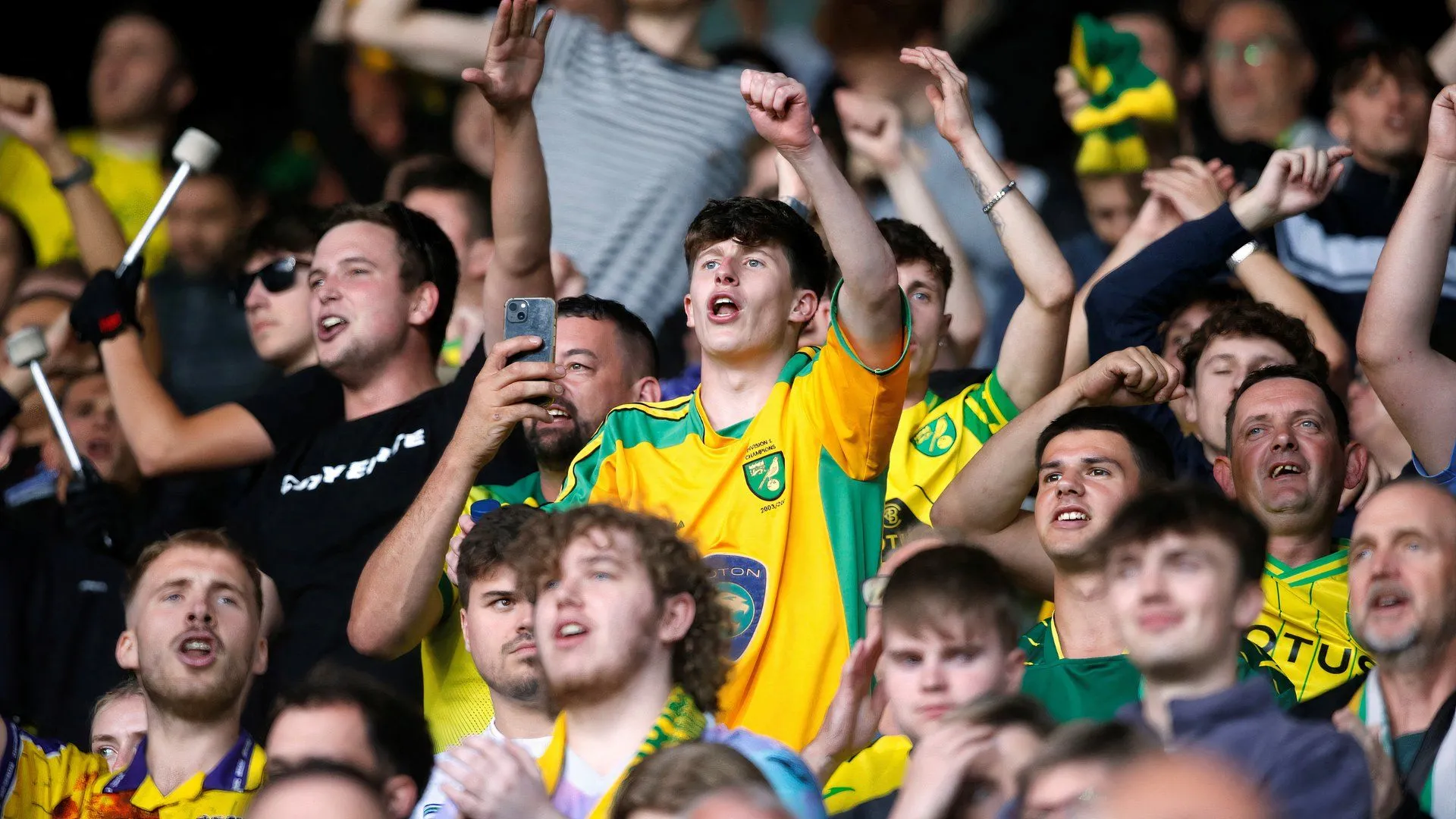 CĐV Norwich ăn mừng và thất vọng ở Carrow Road